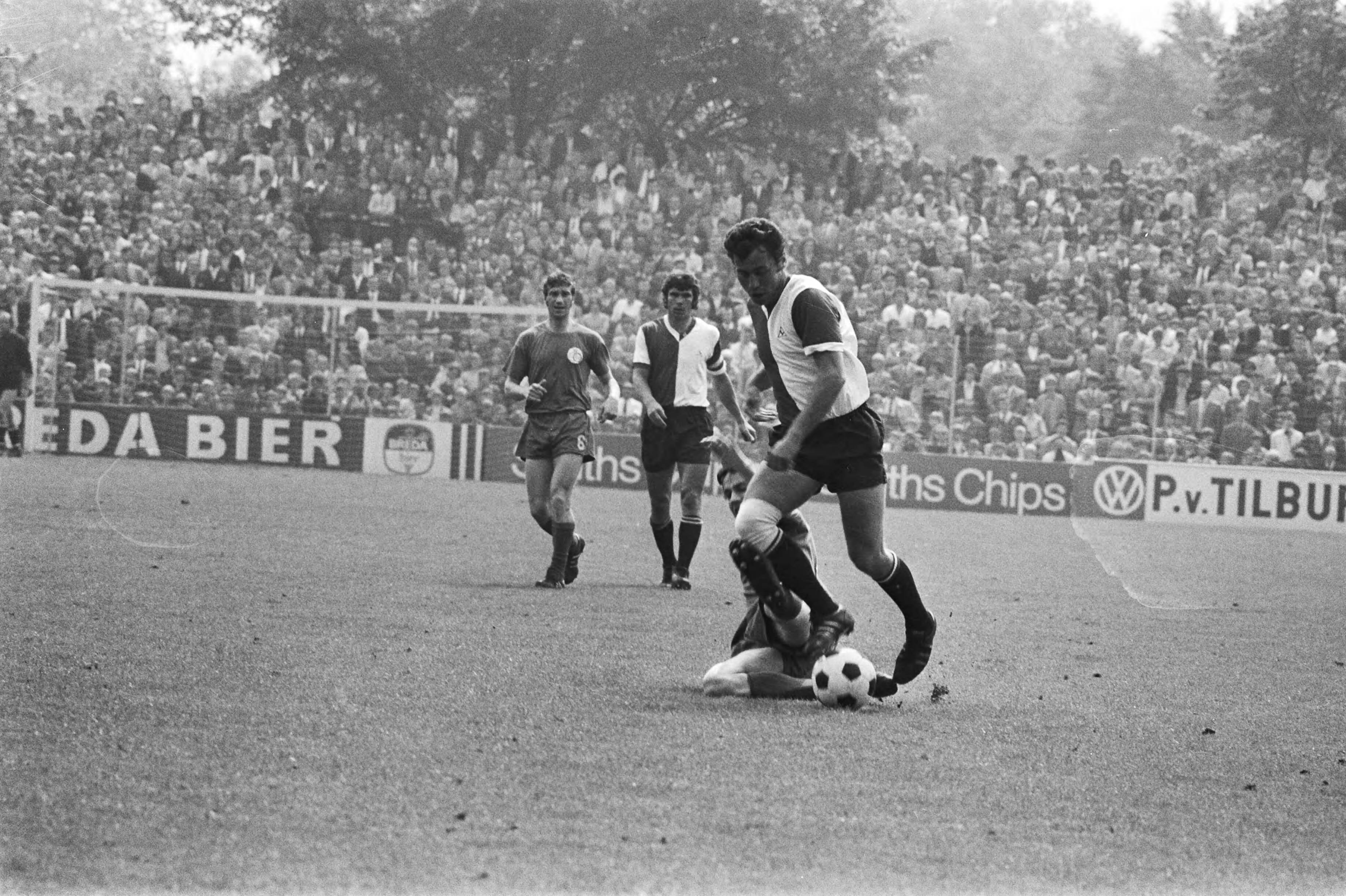 NAC tegen Feyenoord 1-3 — Spelmoment — Foto: Fotograaf Onbekend / Anefo. Licentie: Set B: Rechtenvrij / Publiek Domein. Bron: Nationaal Archief. http://hdl.handle.net/10648/abbf9768-d0b4-102d-bcf8-003048976d84