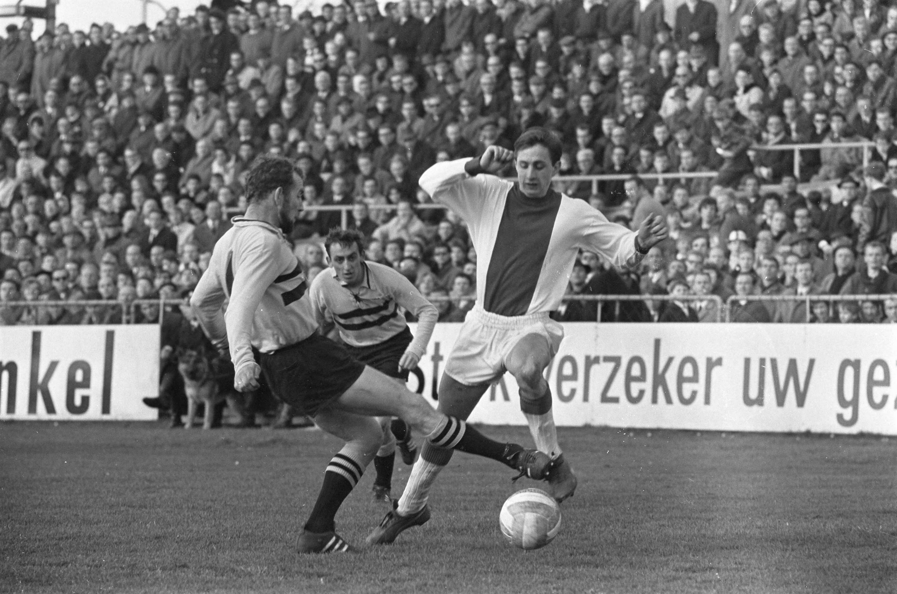 Fotocollectie Anefo — DOS tegen Ajax 0-4, Cruijff in duel met Aarts (DOS) — Foto: Kroon, Ron / Anefo. Licentie: Set B: Rechtenvrij / Publiek Domein. Bron: Nationaal Archief. http://hdl.handle.net/10648/ab12b1c4-d0b4-102d-bcf8-003048976d84