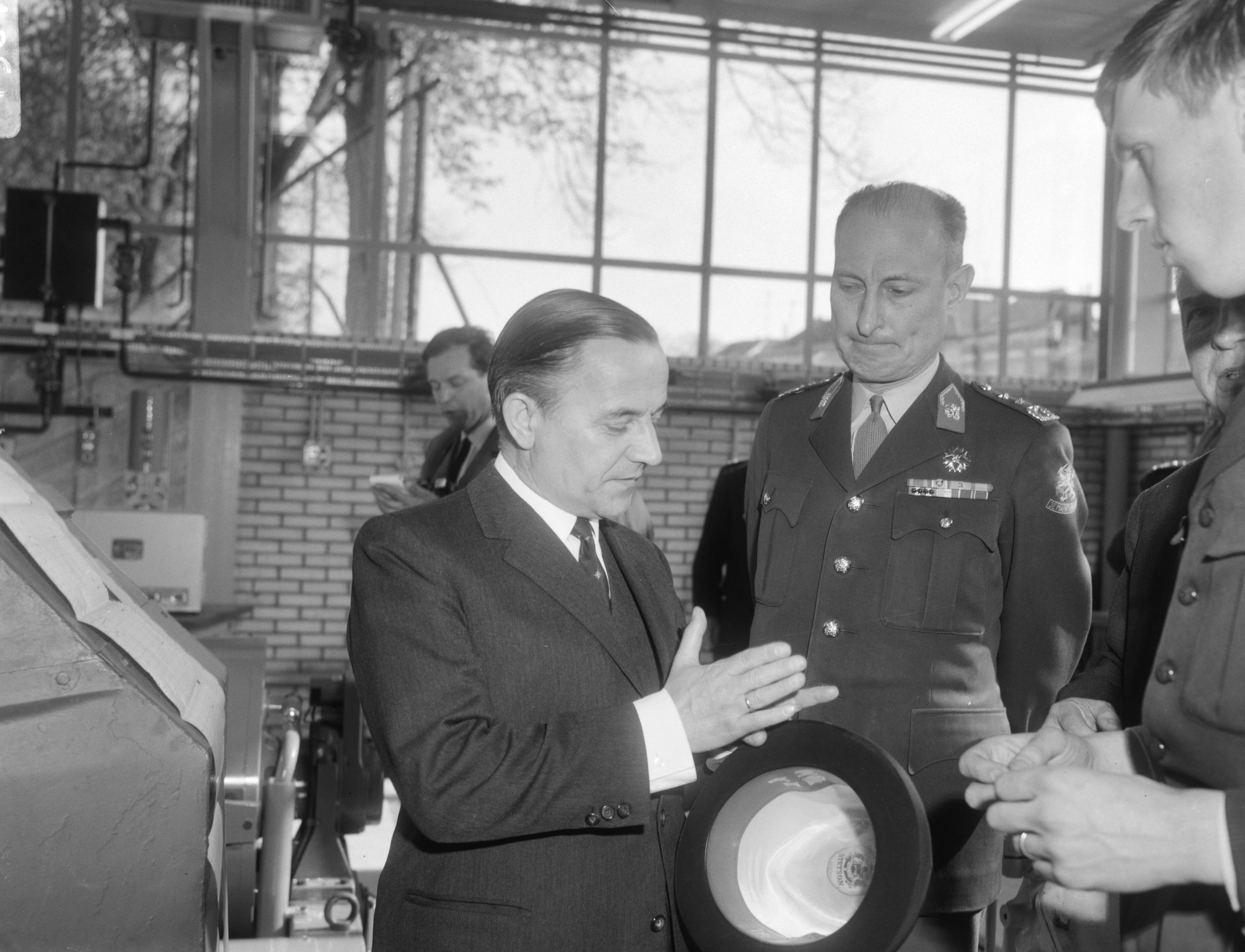 Fotocollectie Anefo — Minister van Defensie P.J.S. de Jong opent Wetenschappelijk Paviljoen bij de Koninklijke Militaire Academie (KMA), tijdens rondgang, Minister De Jong , luitenant-Generaal F. van der Veen — Foto: Bilsen, Joop van / Anefo. Licentie: Set B: Rechtenvrij / Publiek Domein. Bron: Nationaal Archief. http://hdl.handle.net/10648/aae755b0-d0b4-102d-bcf8-003048976d84