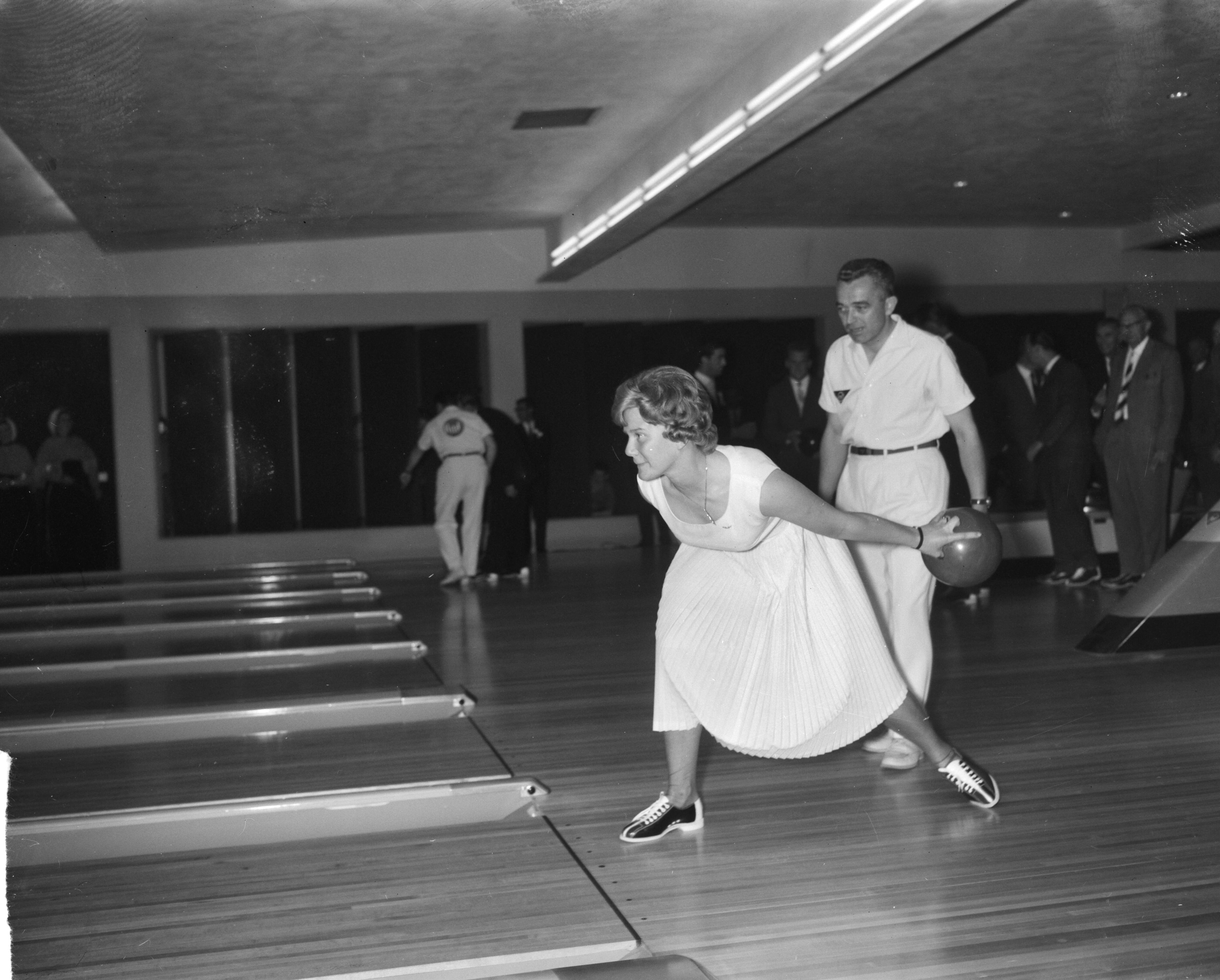 Fotocollectie Anefo — Opening "Bowling Hall" in Scheveningen door Prins Bernhard. Sjoukje Dijkstra werpt een bowling bal — Foto: Bilsen, Joop van / Anefo. Licentie: Set B: Rechtenvrij / Publiek Domein. Bron: Nationaal Archief. http://hdl.handle.net/10648/a9da5f32-d0b4-102d-bcf8-003048976d84