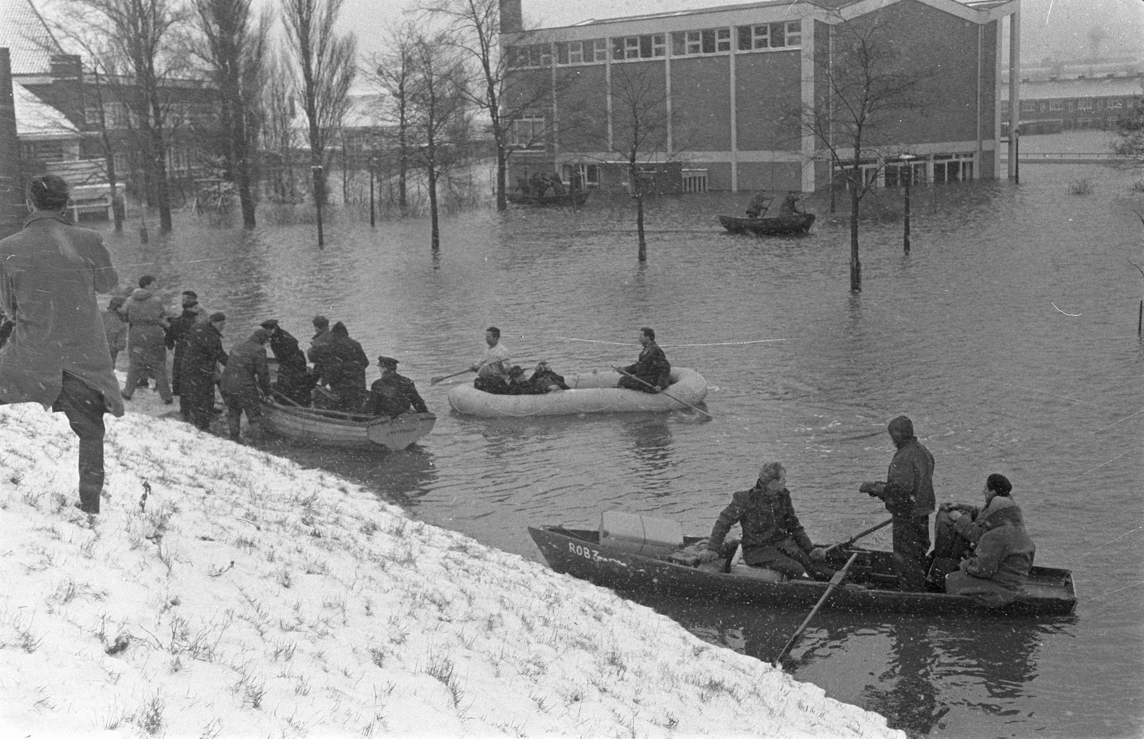 Ramp Tuindorp Oostzaan — Ramp Tuindorp Oostzaan, in vletjes naar opvangcentrum — Foto: Pot, Harry / Anefo. Licentie: Set B: Rechtenvrij / Publiek Domein. Bron: Nationaal Archief. http://hdl.handle.net/10648/a9a598e2-d0b4-102d-bcf8-003048976d84
