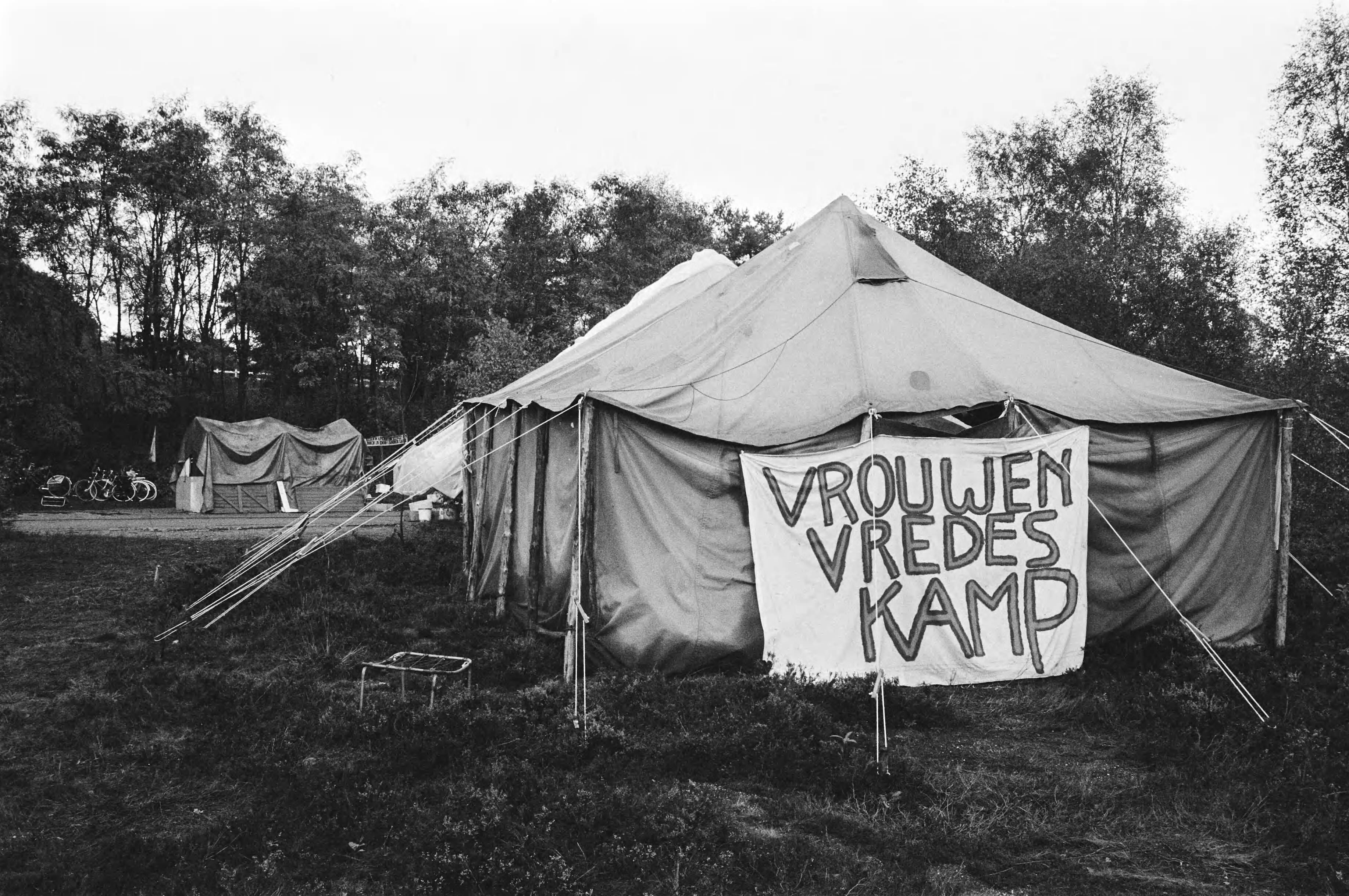 Jaarlijkse demonstratie tegen kernwapens in Soesterberg — Vrouwen-vredeskamp — Foto: Antonisse, Marcel / Anefo. Licentie: Set B: Rechtenvrij / Publiek Domein. Bron: Nationaal Archief. http://hdl.handle.net/10648/ad1fb7dc-d0b4-102d-bcf8-003048976d84