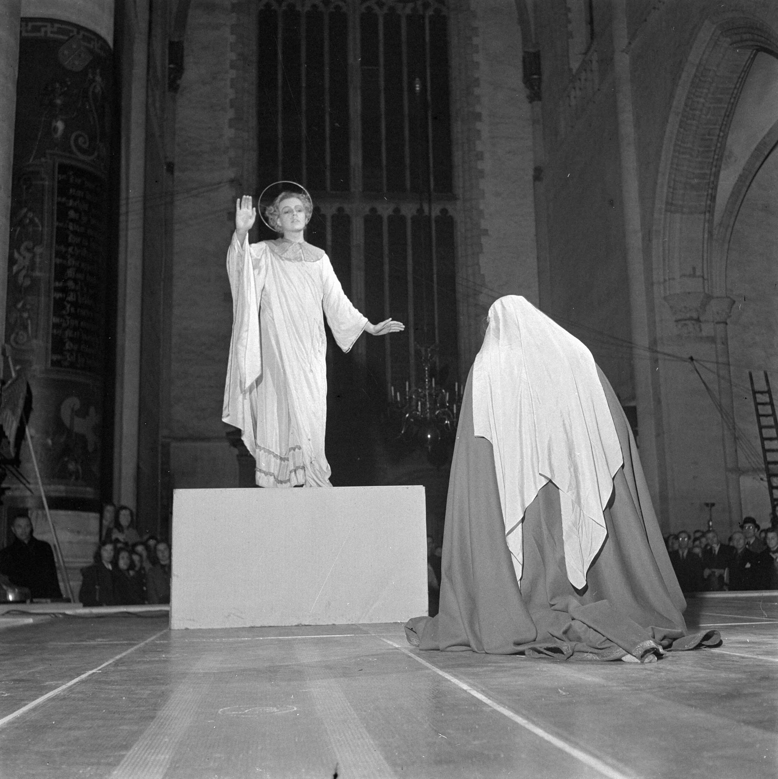 Fotocollectie Anefo — Kerstspel in de Grote of St. Bavokerk te Haarlem — Foto: Haren Noman, Theo van / Anefo. Licentie: Set B: Rechtenvrij / Publiek Domein. Bron: Nationaal Archief. http://hdl.handle.net/10648/a88fcbf8-d0b4-102d-bcf8-003048976d84