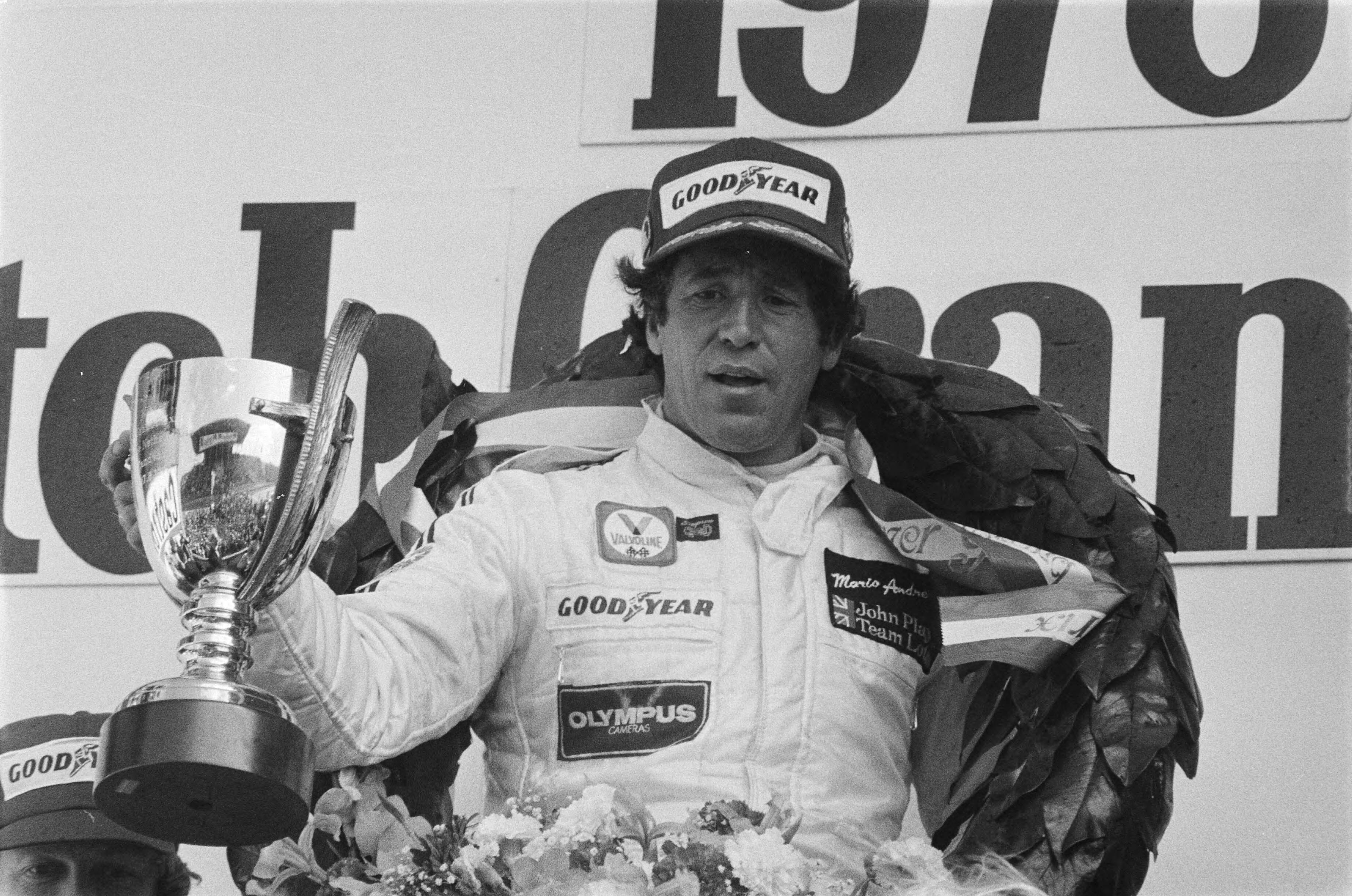 Fotocollectie Anefo — Grand Prix Zandvoort; tijdens huldiging Andretti — Foto: Suyk, Koen / Anefo. Licentie: Set B: Rechtenvrij / Publiek Domein. Bron: Nationaal Archief. http://hdl.handle.net/10648/acbac926-d0b4-102d-bcf8-003048976d84