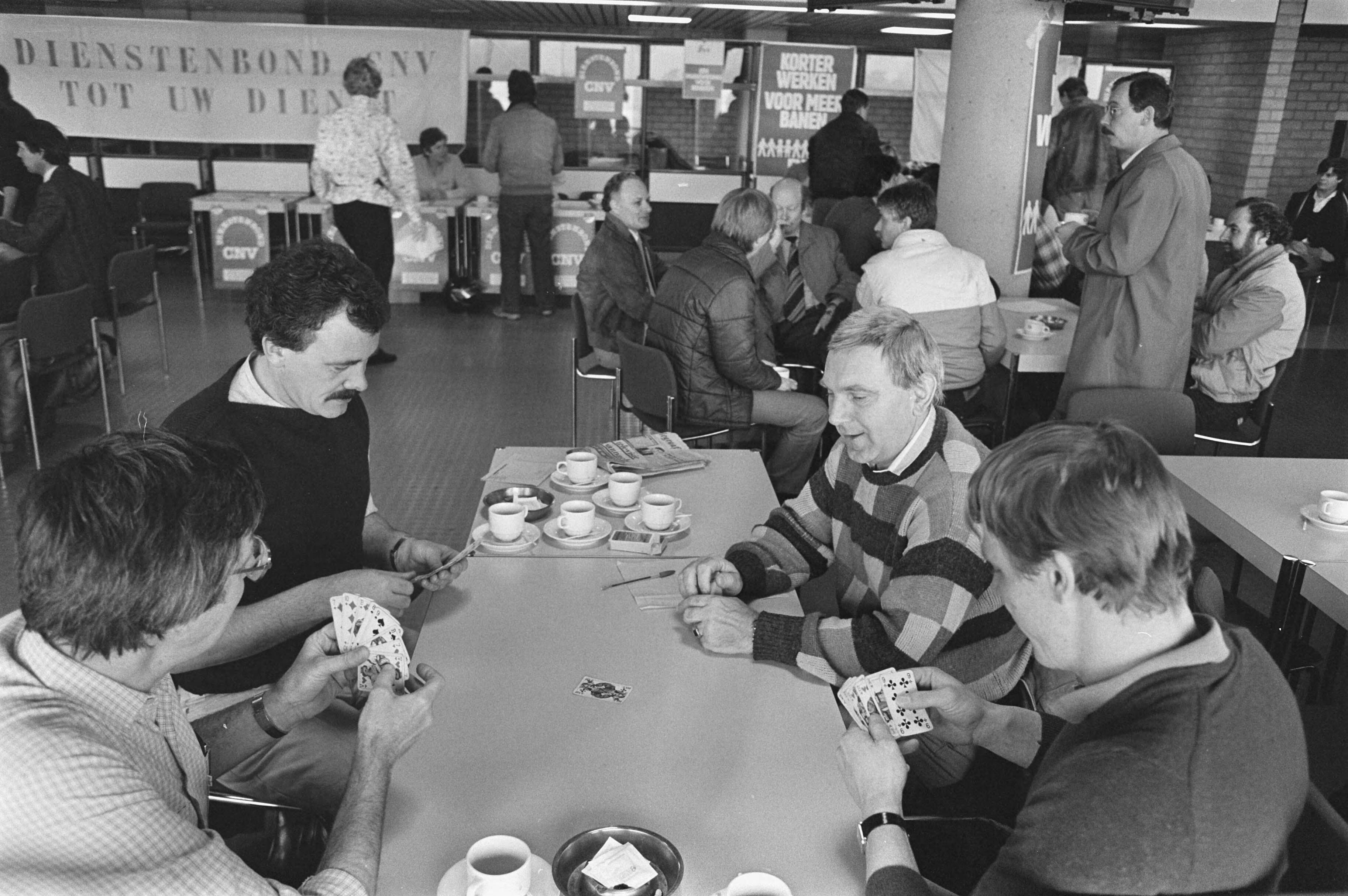 Fotocollectie Anefo — Staking omroeppersoneel tegen afwijzing omroep CAO; kaartende stakers — Foto: Croes, Rob C. / Anefo. Licentie: Set B: Rechtenvrij / Publiek Domein. Bron: Nationaal Archief. http://hdl.handle.net/10648/ad4581ce-d0b4-102d-bcf8-003048976d84
