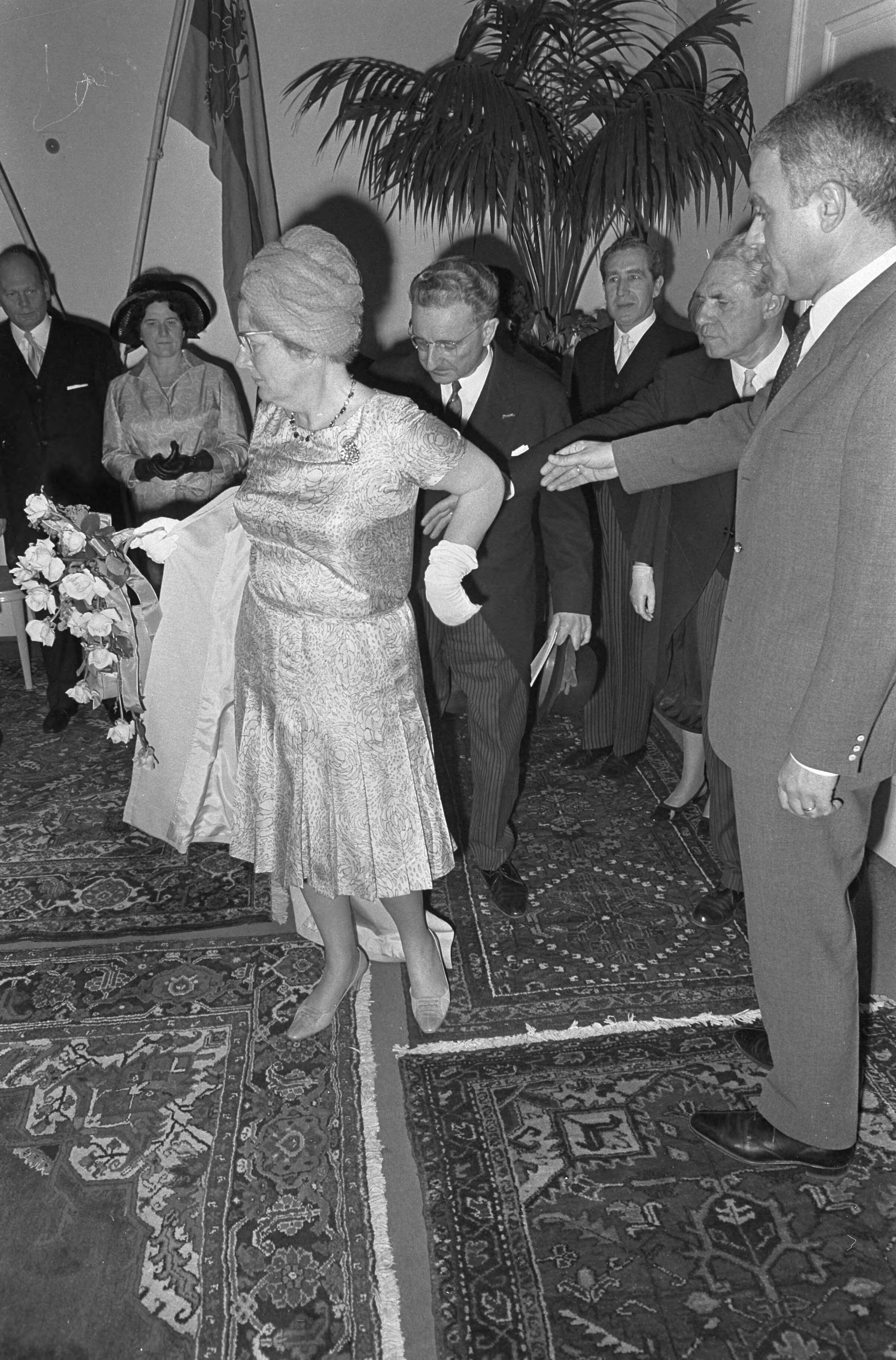Fotocollectie Anefo — koningin Juliana bezoekt Maastricht, koningin Juliana bij aankomst schouwburg — Foto: Nijs, Jac. de / Anefo. Licentie: Set B: Rechtenvrij / Publiek Domein. Bron: Nationaal Archief. http://hdl.handle.net/10648/ab18bb96-d0b4-102d-bcf8-003048976d84