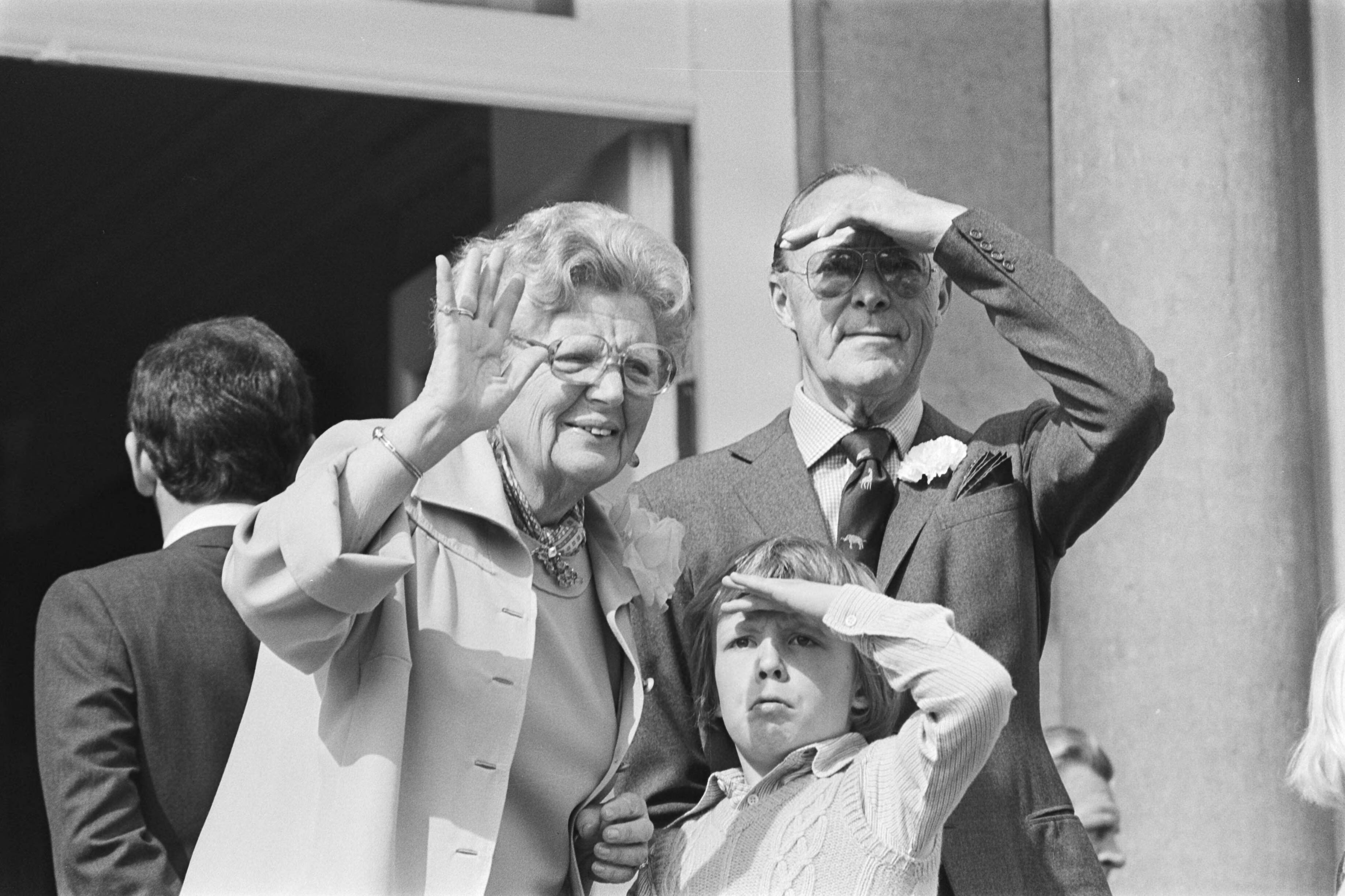 Koninginnedag 1977, defile Soestdijk — Defilé op paleis Soestdijk; koningin Juliana, prins Bernhard en prins Constantijn — Foto: Peters, Hans / Anefo. Licentie: Set B: Rechtenvrij / Publiek Domein. Bron: Nationaal Archief. http://hdl.handle.net/10648/ac9adce2-d0b4-102d-bcf8-003048976d84