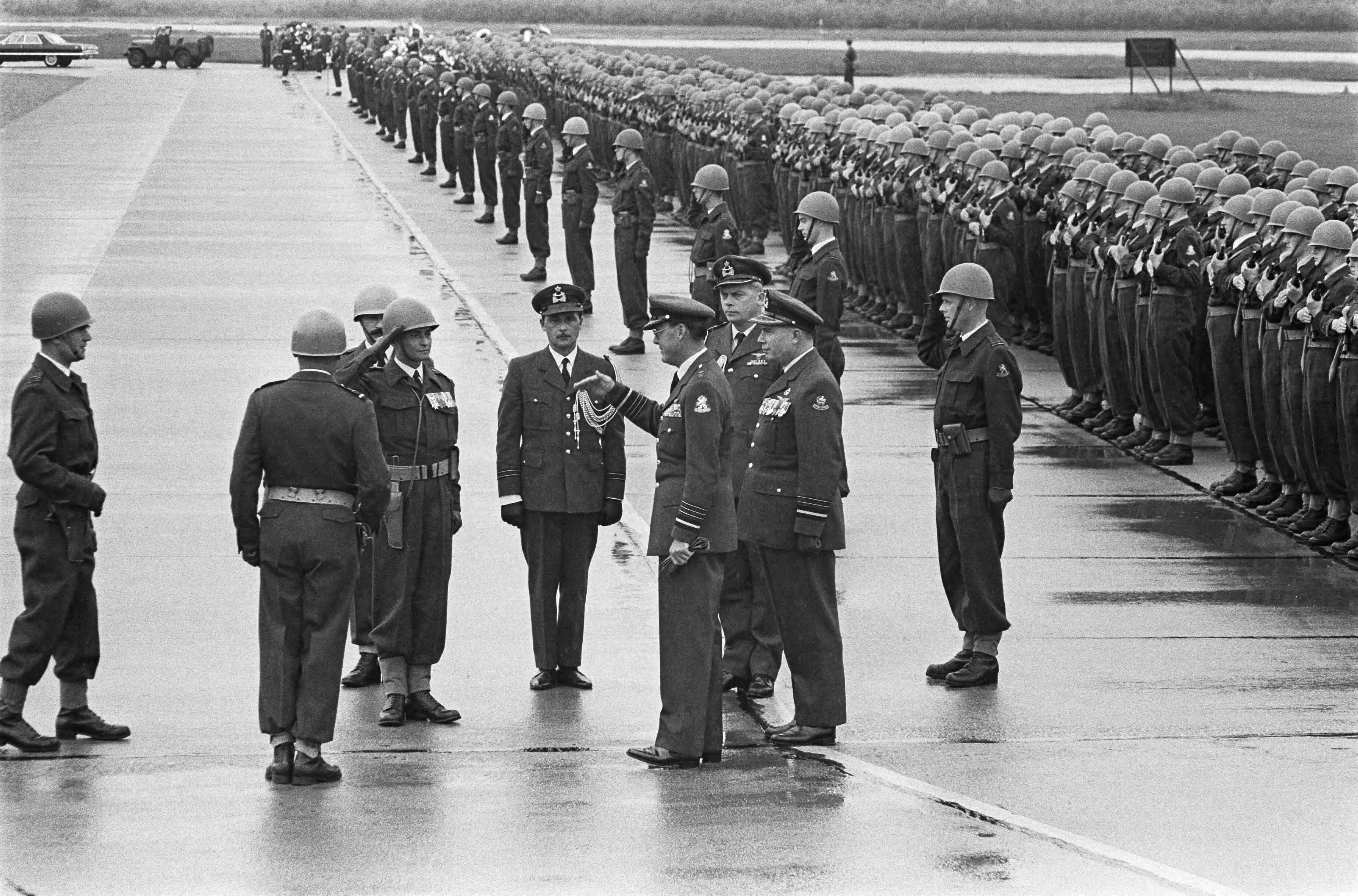 Fotocollectie Anefo — Vijftig jaar Koninklijke Luchtmacht. Defilé op Soesterberg. Inspectie van de troepen door prins Bernhard — Foto: Koch, Eric / Anefo. Licentie: Set B: Rechtenvrij / Publiek Domein. Bron: Nationaal Archief. http://hdl.handle.net/10648/aa3d3b7a-d0b4-102d-bcf8-003048976d84