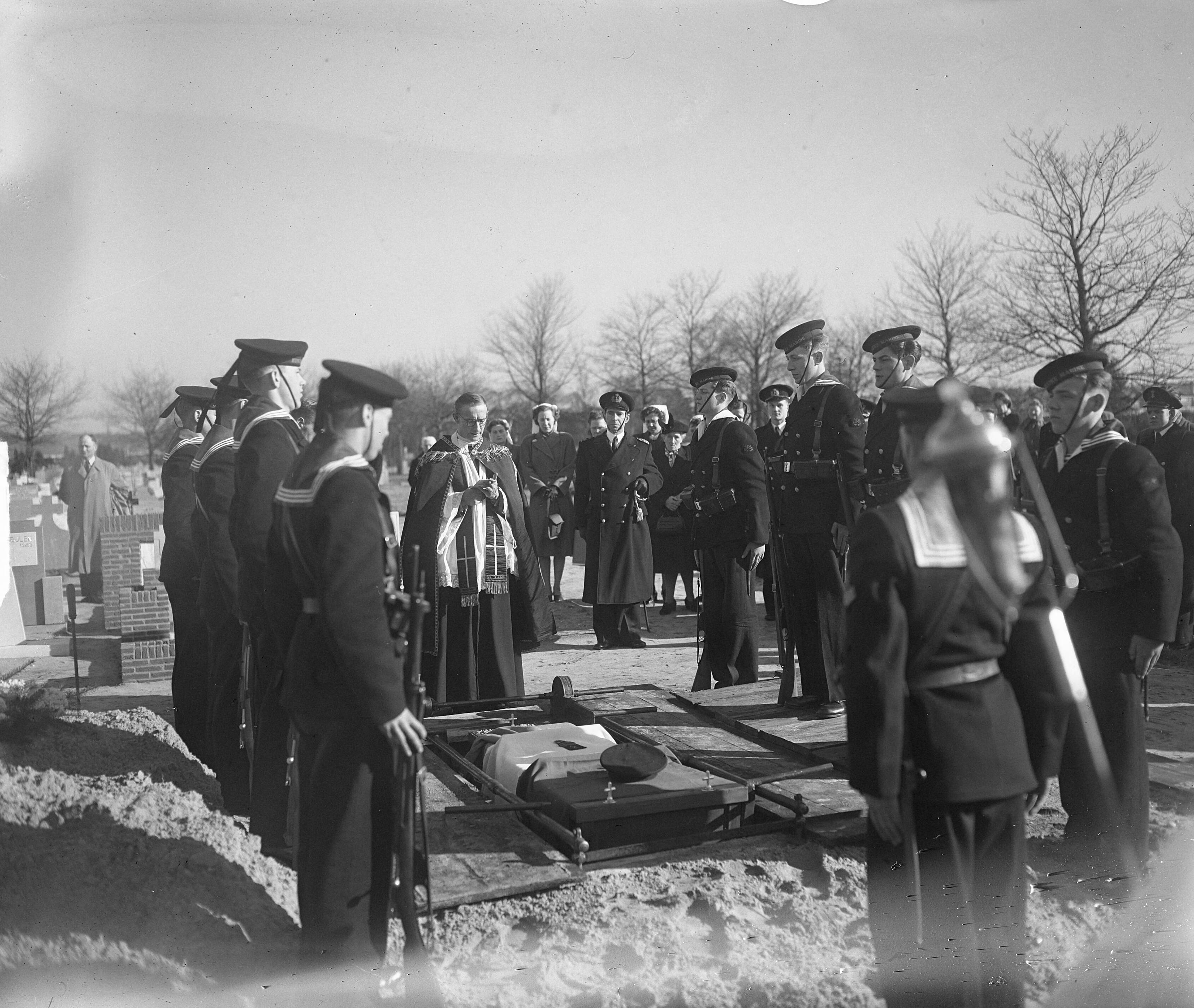 Begrafenis van militair A.G. Matman in Hilversum — Begrafenis Marvo te Hilversum, militair A. G. Matman — Foto: Winterbergen, Rolf / Anefo. Licentie: Set B: Rechtenvrij / Publiek Domein. Bron: Nationaal Archief. http://hdl.handle.net/10648/a8d4bdb2-d0b4-102d-bcf8-003048976d84