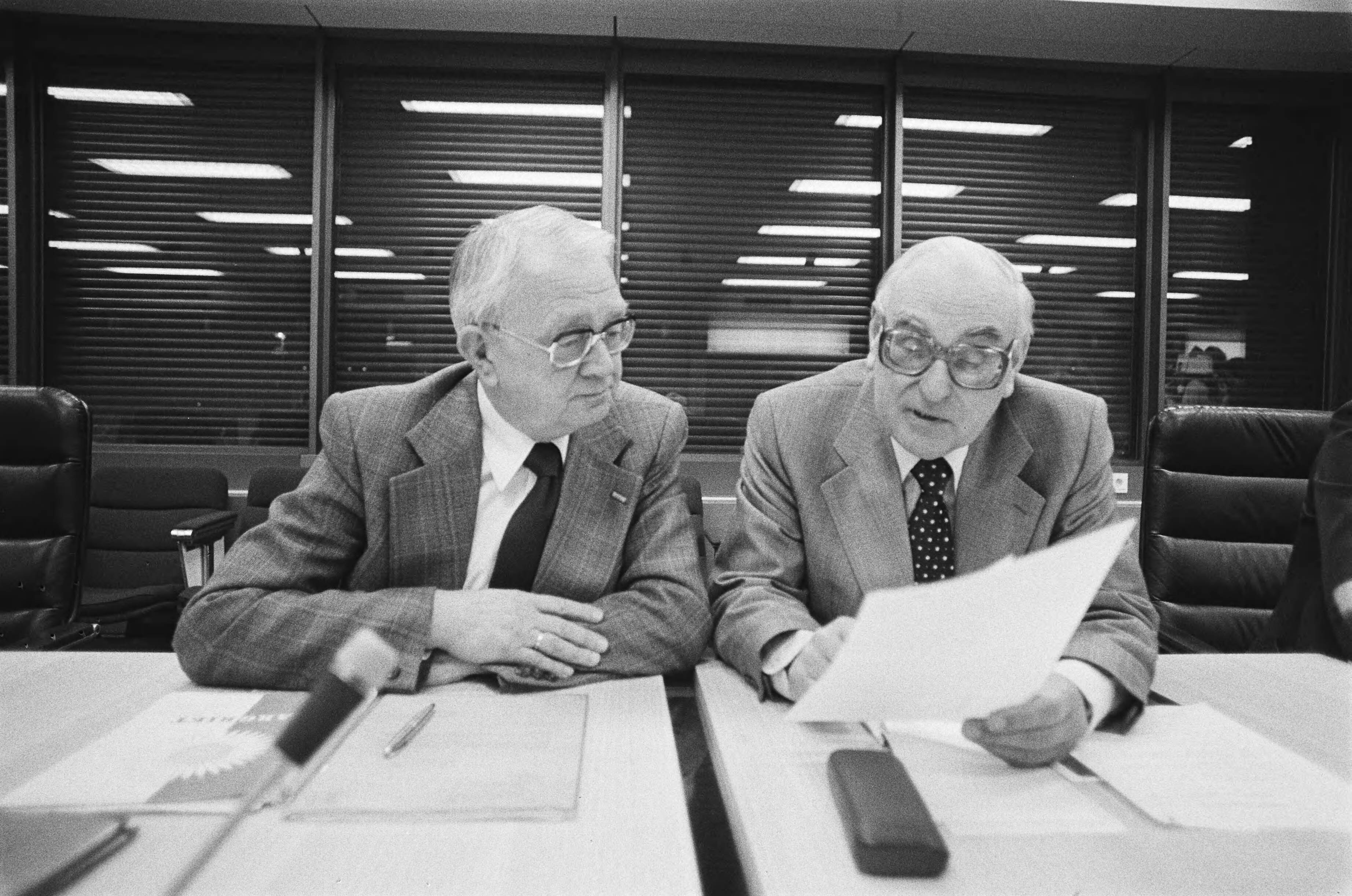 Fotocollectie Anefo — Overleg minister Wiegel en ambtenarenbonden hervat ( Den Haag ); Dutman en o.m. Wieringa — Foto: Suyk, Koen / Anefo. Licentie: Set B: Rechtenvrij / Publiek Domein. Bron: Nationaal Archief. http://hdl.handle.net/10648/acc132ac-d0b4-102d-bcf8-003048976d84