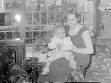 Familie Smulders in Voorburg — Foto: Bilsen, Joop van / Anefo. — Licentie: Set B: Rechtenvrij / Publiek Domein. Bron: Nationaal Archief. http://hdl.handle.net/10648/a96001b0-d0b4-102d-bcf8-003048976d84