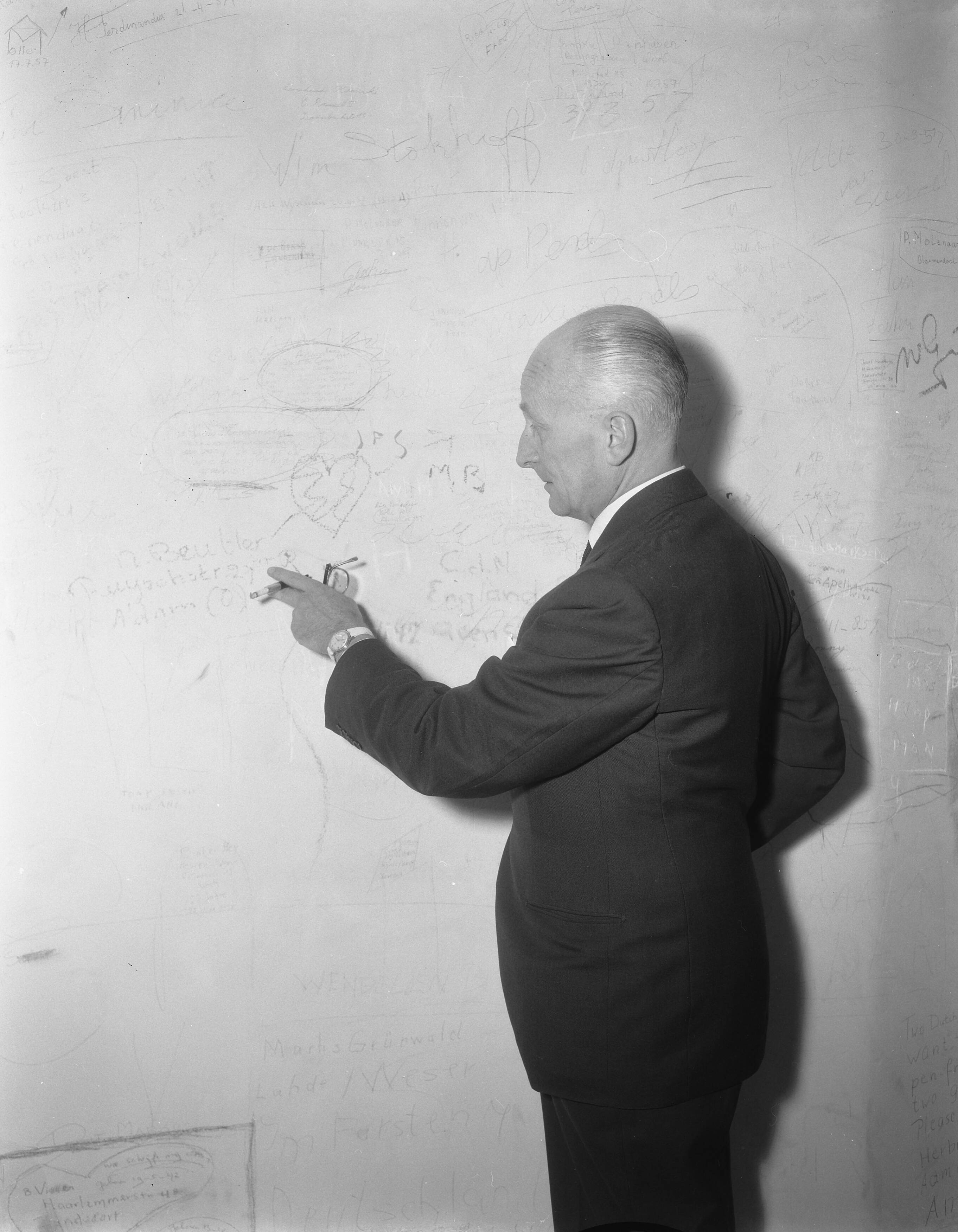 Fotocollectie Anefo — Burgemeester H.M. van Fenema van Zandvoort bij een bekladderde muur van de watertoren — Foto: Pot, Harry / Anefo. Licentie: Set B: Rechtenvrij / Publiek Domein. Bron: Nationaal Archief. http://hdl.handle.net/10648/a96c6dc4-d0b4-102d-bcf8-003048976d84