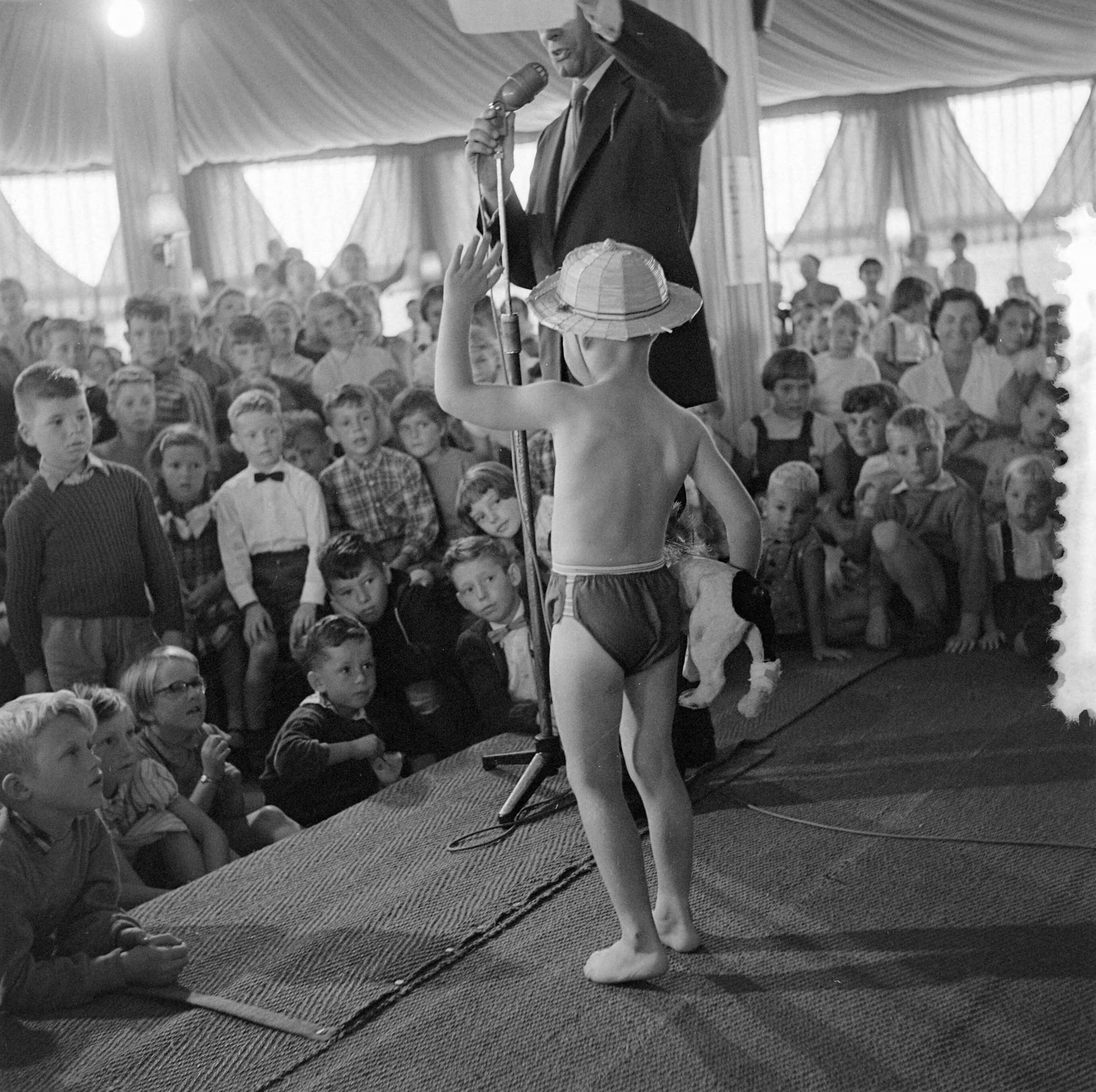 Fotocollectie Anefo — Kindermodeshow Fa. Nooy Zandvoort — Foto: Pot, Harry / Anefo. Licentie: Set B: Rechtenvrij / Publiek Domein. Bron: Nationaal Archief. http://hdl.handle.net/10648/a96751c2-d0b4-102d-bcf8-003048976d84