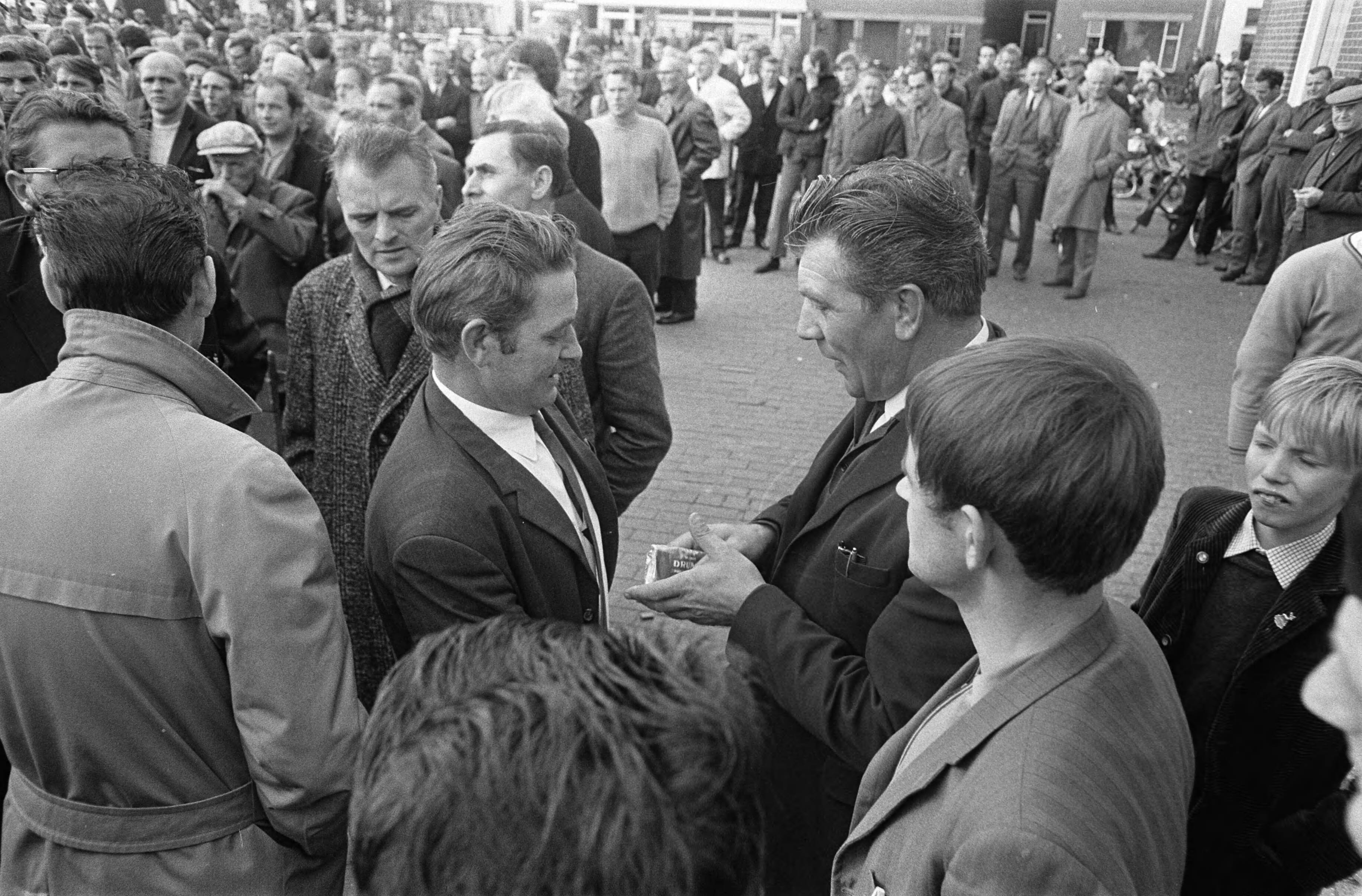 Fotocollectie Anefo — Arbeiders in kartonindustrie in Oost Groningen staken 24u voor meer loon. Overzicht — Foto: Koch, Eric / Anefo. Licentie: Set B: Rechtenvrij / Publiek Domein. Bron: Nationaal Archief. http://hdl.handle.net/10648/ab7b4586-d0b4-102d-bcf8-003048976d84