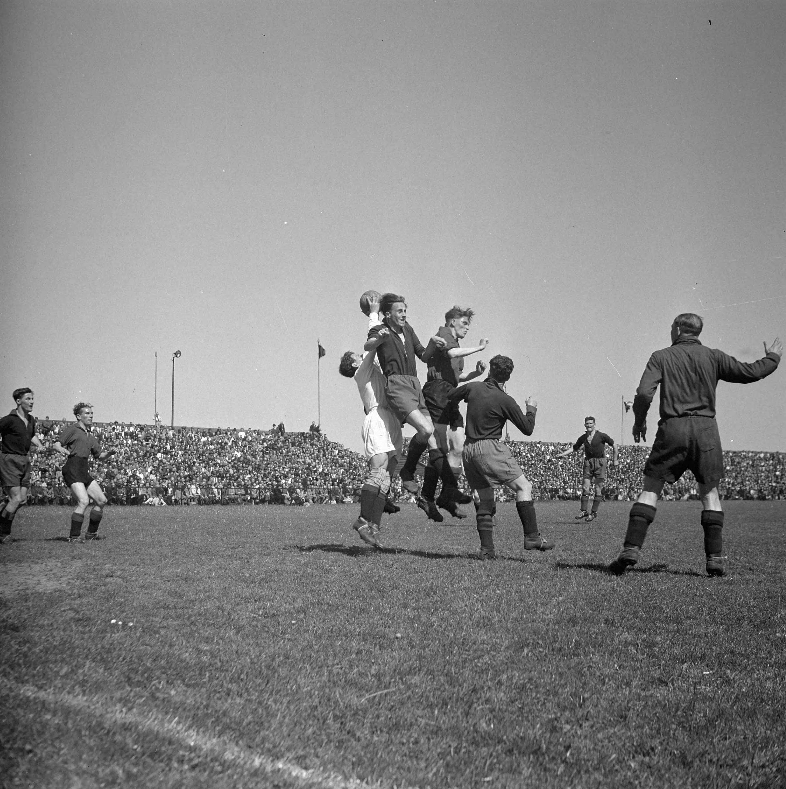 Fotocollectie Anefo — Voetbal. Haarlem tegen BVV 2-0. Spelmoment — Foto: Valk, […] van der / Anefo. Licentie: Set B: Rechtenvrij / Publiek Domein. Bron: Nationaal Archief. http://hdl.handle.net/10648/a8b6d2b6-d0b4-102d-bcf8-003048976d84