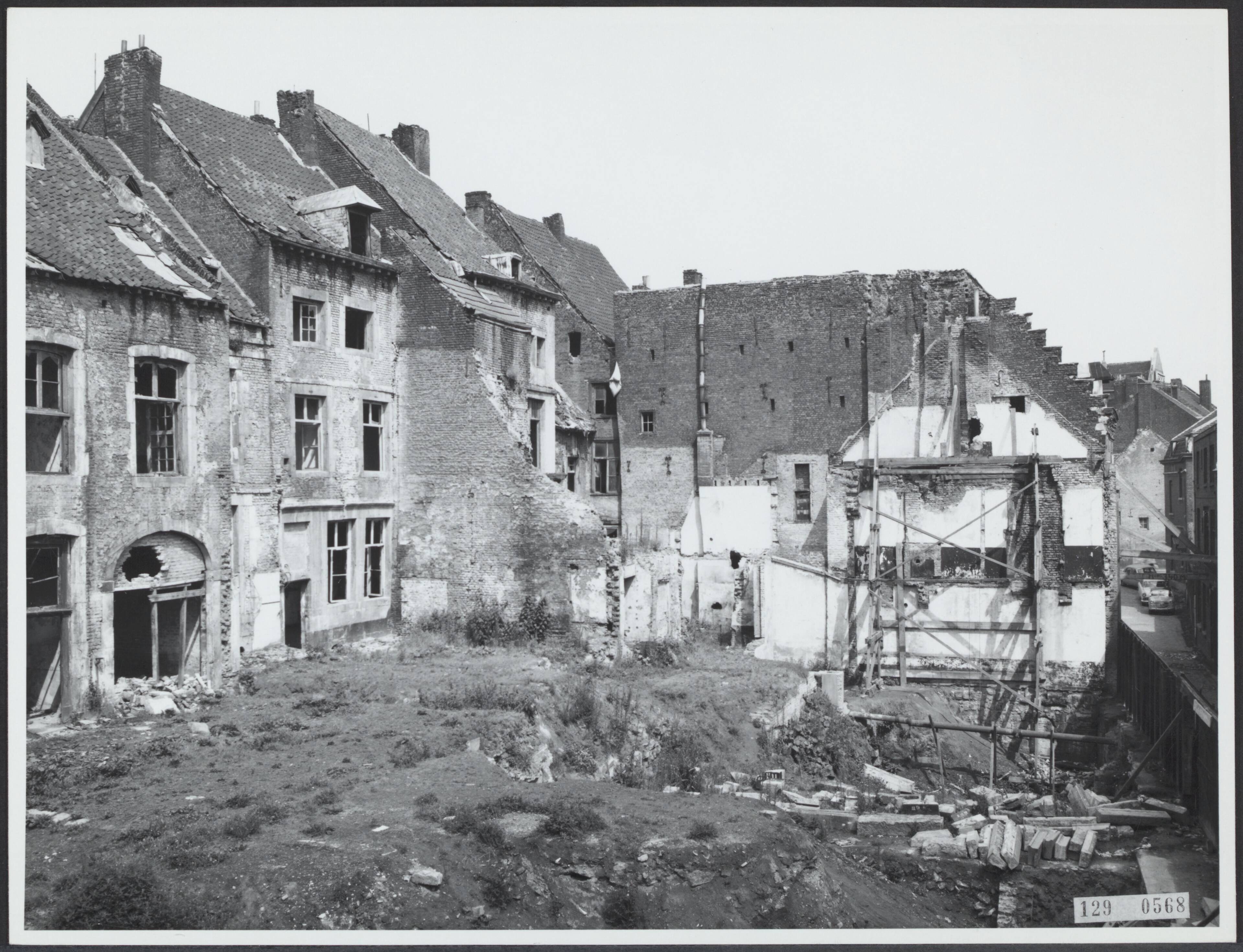 Steden [RVD] — Maastricht, juli 1958. Maastricht, juli 1958. Achtergevels voor restauratie — Foto: Rijksdienst voor de Monumentenzorg. Licentie: Set B: Rechtenvrij / Publiek Domein. Bron: Nationaal Archief. http://hdl.handle.net/10648/af471712-d0b4-102d-bcf8-003048976d84