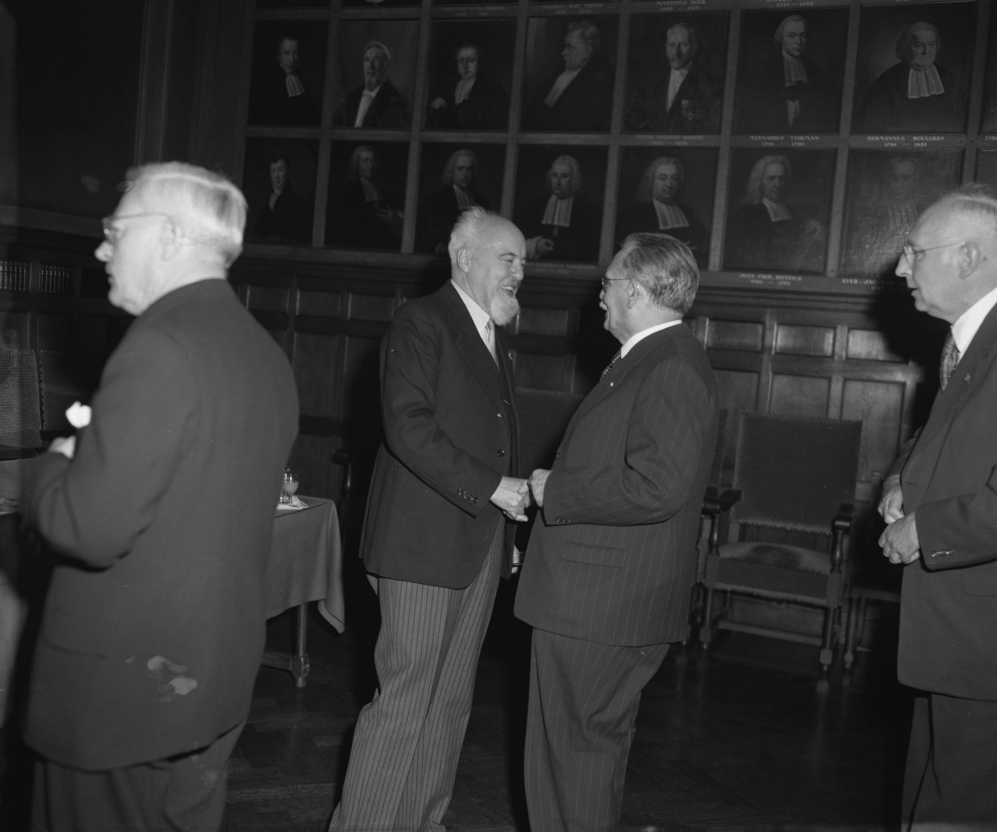 Fotocollectie Anefo — Afscheidsreceptie van prof. dr. P.C.A. Geijl, hoogleraar geschiedenis aan de Universiteit van Utrecht. Minister-president dr. W. Drees komt hem feliciteren — Foto: Behrens, Herbert F. / Anefo. Licentie: Set B: Rechtenvrij / Publiek Domein. Bron: Nationaal Archief. http://hdl.handle.net/10648/a97d144e-d0b4-102d-bcf8-003048976d84