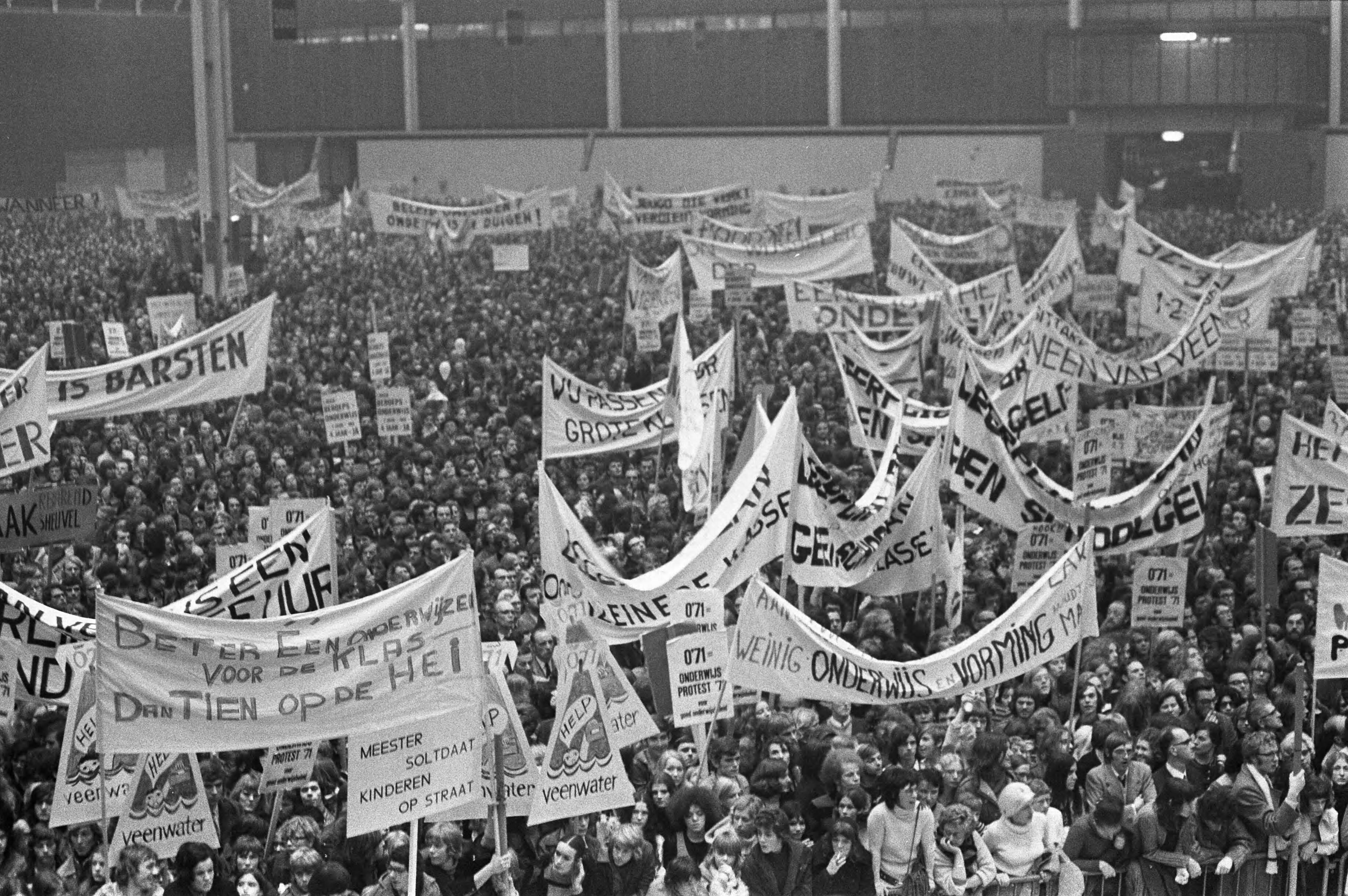 Fotocollectie Anefo — Protestdemonstratie van onderwijzers tegen onderwijsbeleid regering in Irenehal te Utrecht — Foto: Mieremet, Rob / Anefo. Licentie: Set B: Rechtenvrij / Publiek Domein. Bron: Nationaal Archief. http://hdl.handle.net/10648/abd93e34-d0b4-102d-bcf8-003048976d84