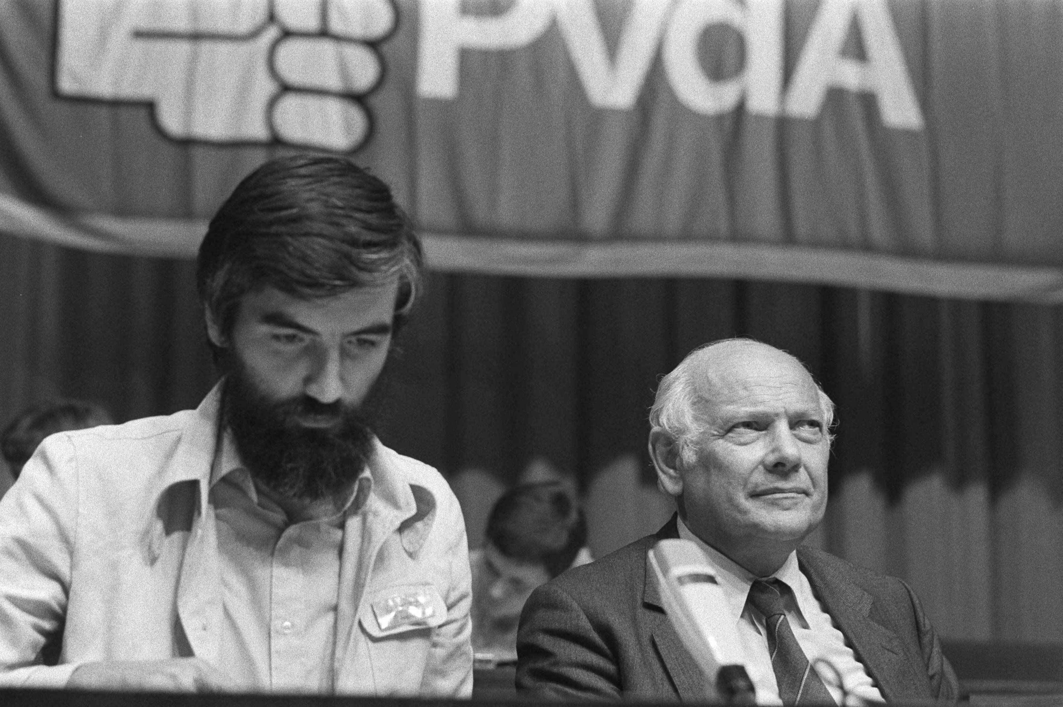 Buitengewoon Congres van de PVDA om te beslissen over het regeerakkoord — Portretten van voorzitter Max van den Berg (links) en Den Uyl van de Pvda tijdens het congres in den Haag in 1981 — Foto: Croes, Rob C. / Anefo. Licentie: Set B: Rechtenvrij / Publiek Domein. Bron: Nationaal Archief. http://hdl.handle.net/10648/ad032734-d0b4-102d-bcf8-003048976d84