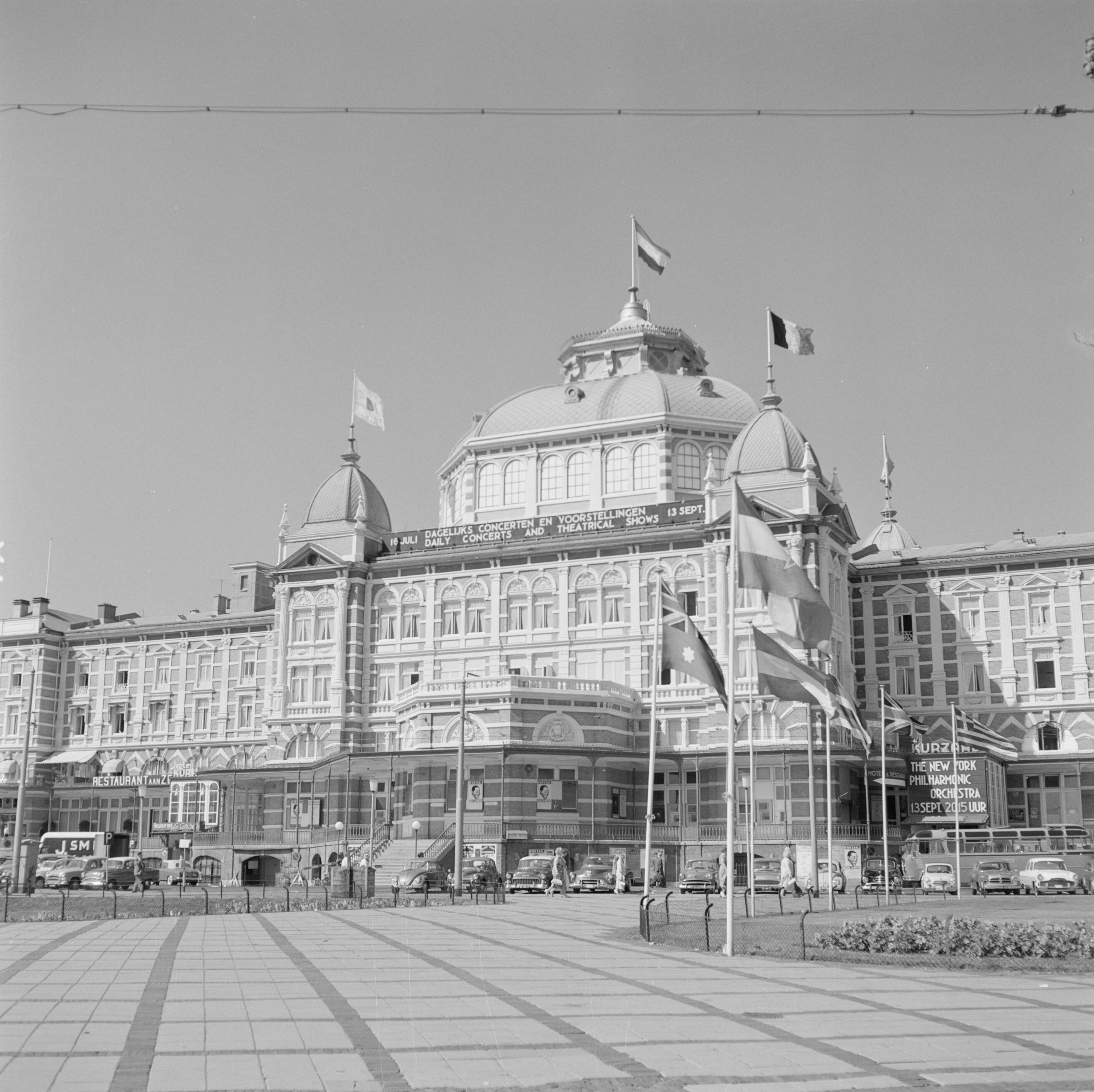 Scheveningen. — Gezicht op het Kurhaus in Scheveningen vanaf het Gevers Deynootplein — Foto: Poll, Willem van de. Licentie: Set B: Rechtenvrij / Publiek Domein. Bron: Nationaal Archief. http://hdl.handle.net/10648/aeceeae4-d0b4-102d-bcf8-003048976d84