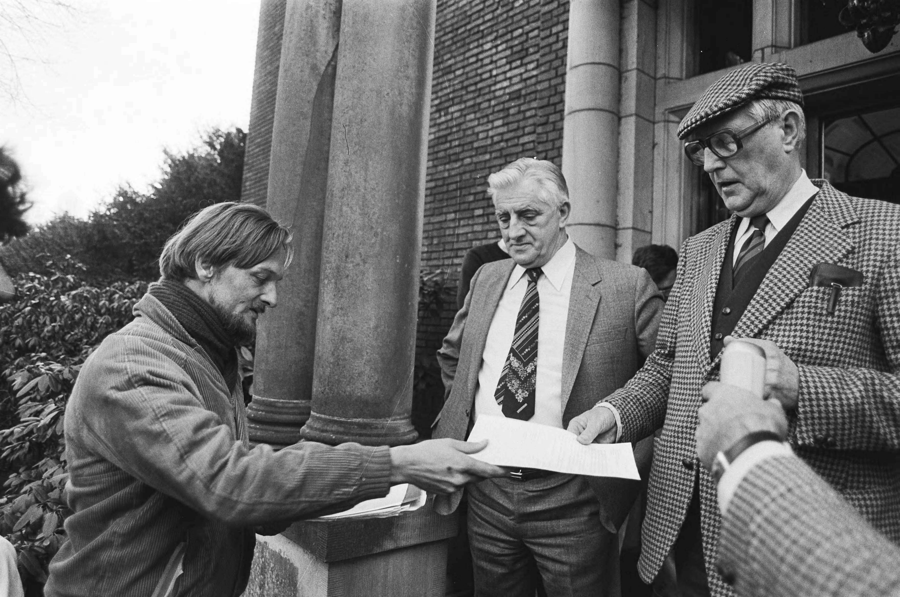 Fotocollectie Anefo — Protestverklaring aan bestuur Prot. Chr. Onderwijs in Voorburg tegen weren van homosexuele leerkrachten. — Foto: Antonisse, Marcel / Anefo. Licentie: Set B: Rechtenvrij / Publiek Domein. Bron: Nationaal Archief. http://hdl.handle.net/10648/ad0de2b4-d0b4-102d-bcf8-003048976d84