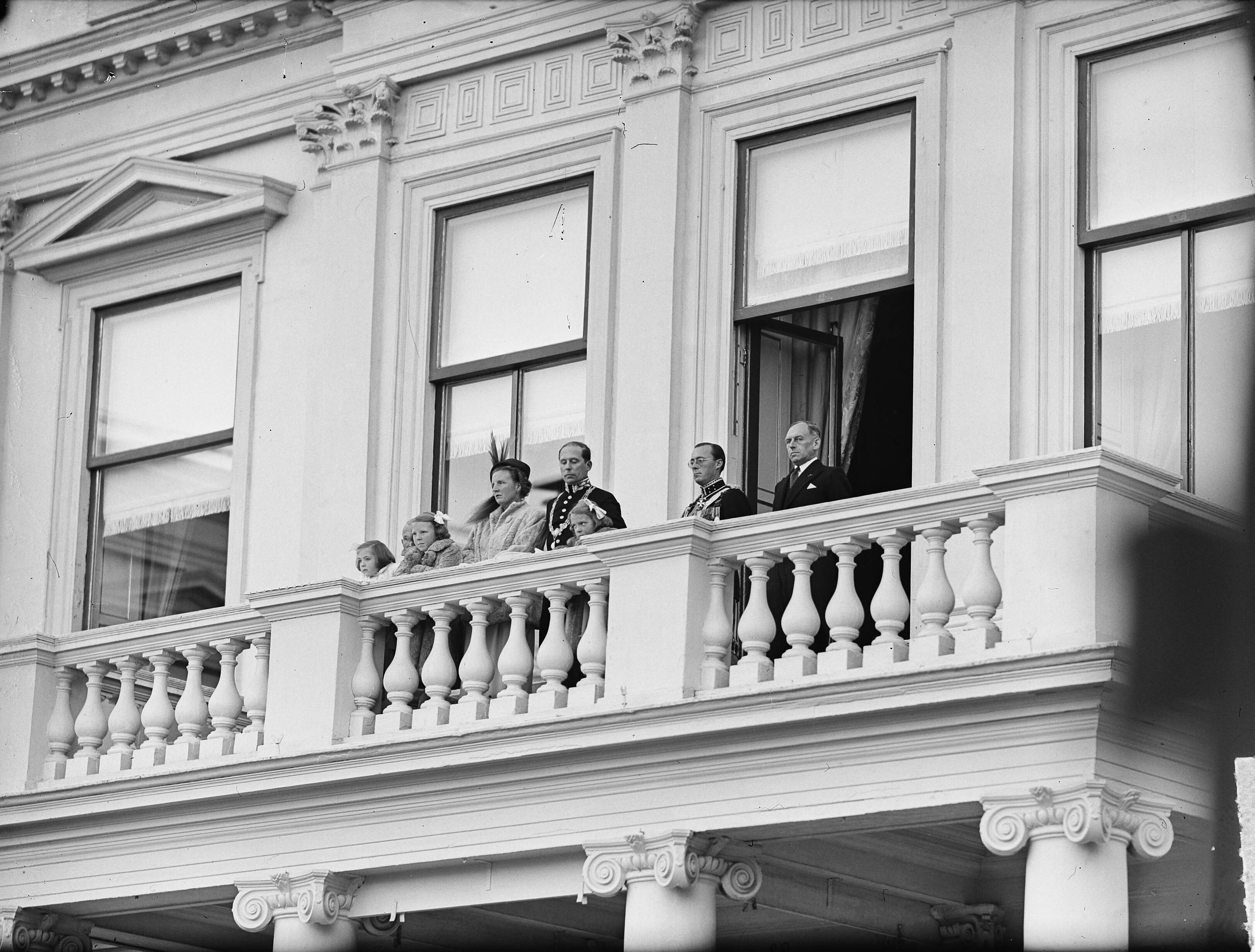 Intocht van koningin Juliana in Den Haag (1948) — Intocht Koningin Juliana in Den Haag. Koninlijke familie op balkon van paleis Noordeinde — Foto: Bilsen, Joop van / Anefo. Licentie: Set B: Rechtenvrij / Publiek Domein. Bron: Nationaal Archief. http://hdl.handle.net/10648/a8bd38b8-d0b4-102d-bcf8-003048976d84