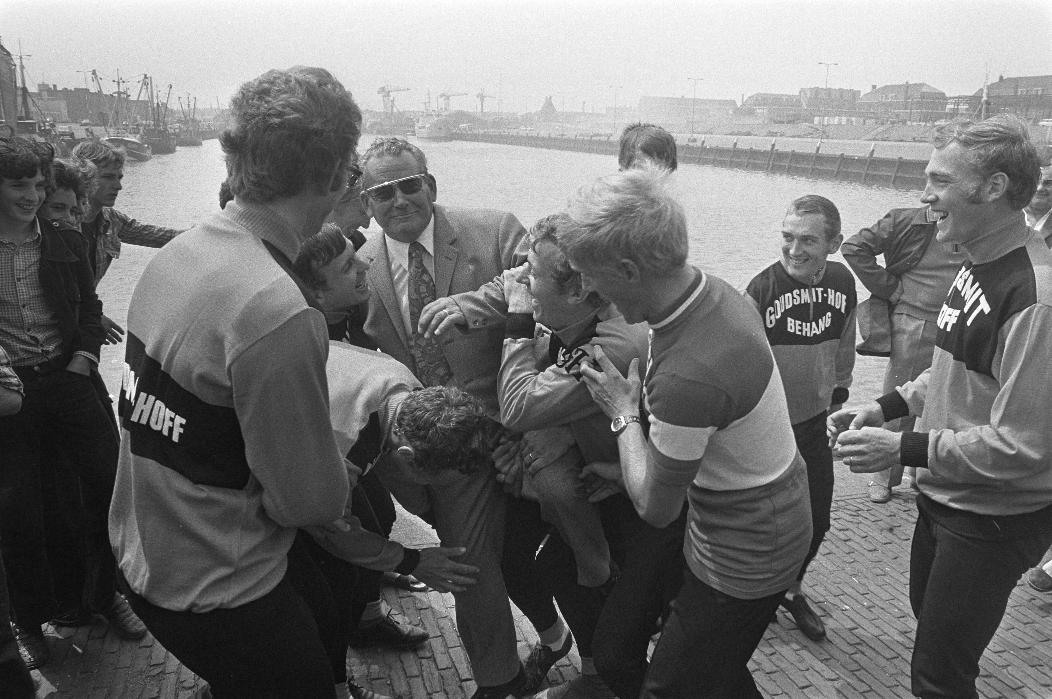 Fotocollectie Anefo — Presentatie van de Nederlandse ploeg (Goudsmit - Hoff) voor de 59e Tour de France in Scheveningen, hier wordt Leo Duyndam uit het water geholpen nadat hij er in gevallen was — Foto: Verhoeff, Bert / Anefo. Licentie: Set B: Rechtenvrij / Publiek Domein. Bron: Nationaal Archief. http://hdl.handle.net/10648/abedd1e6-d0b4-102d-bcf8-003048976d84