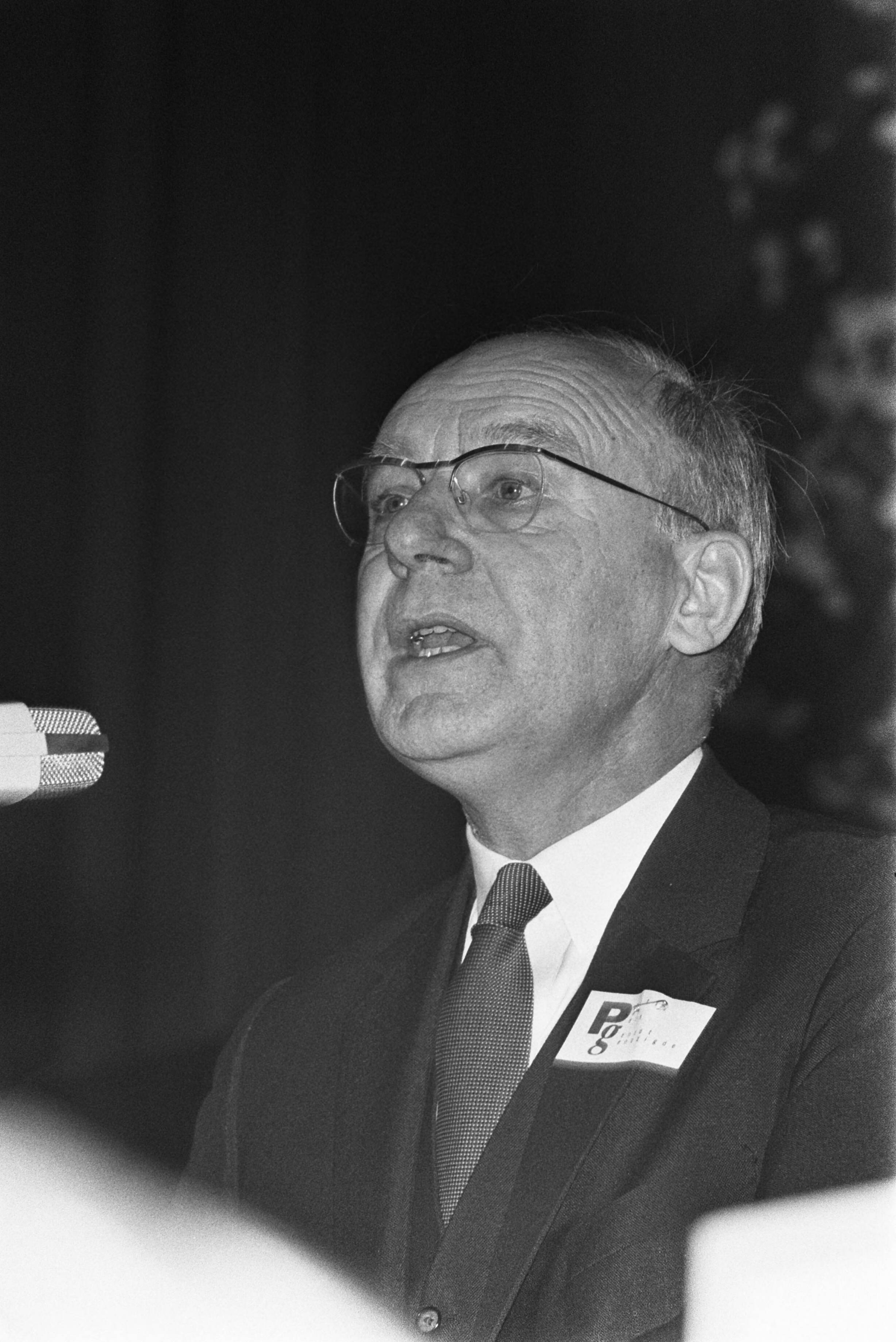 Fotocollectie Anefo — PVDA-congres Groningen. Vondeling aan het woord — Foto: Evers, Joost / Anefo. Licentie: Set B: Rechtenvrij / Publiek Domein. Bron: Nationaal Archief. http://hdl.handle.net/10648/ab896fee-d0b4-102d-bcf8-003048976d84