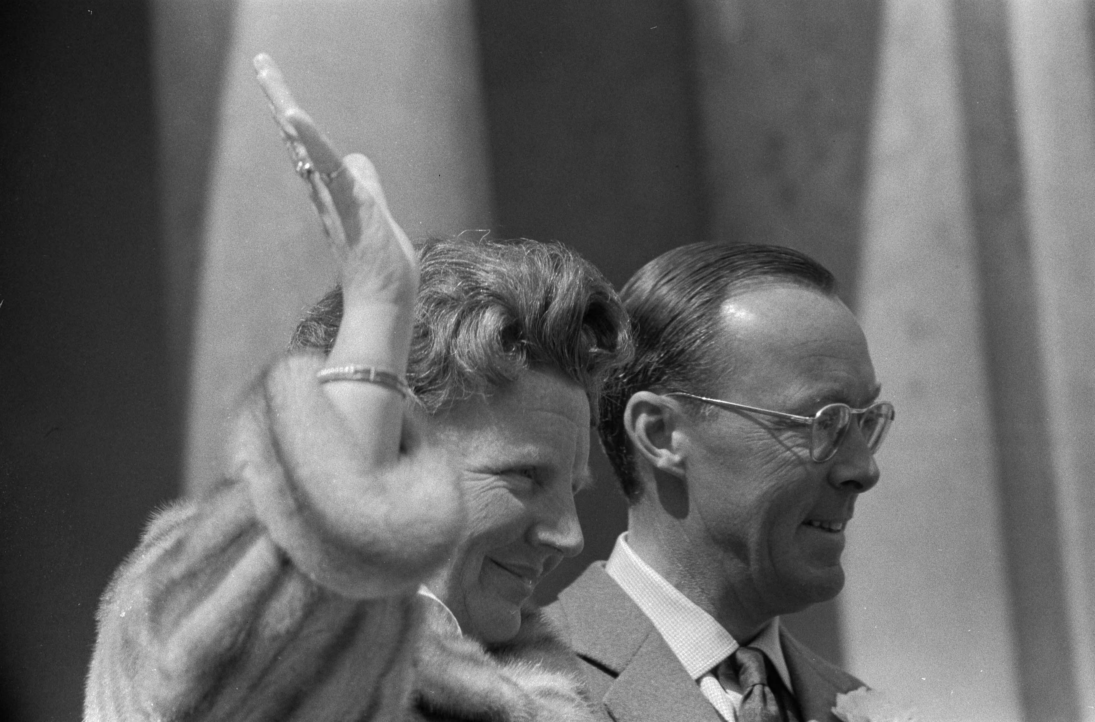 Koninginnedag 1960 — Bloemendefilé voor koningin Juliana op paleis Soestdijk, koningin Juliana en prins Bernhard — Foto: Fotograaf Onbekend / Anefo. Licentie: Set B: Rechtenvrij / Publiek Domein. Bron: Nationaal Archief. http://hdl.handle.net/10648/a9ad92fe-d0b4-102d-bcf8-003048976d84