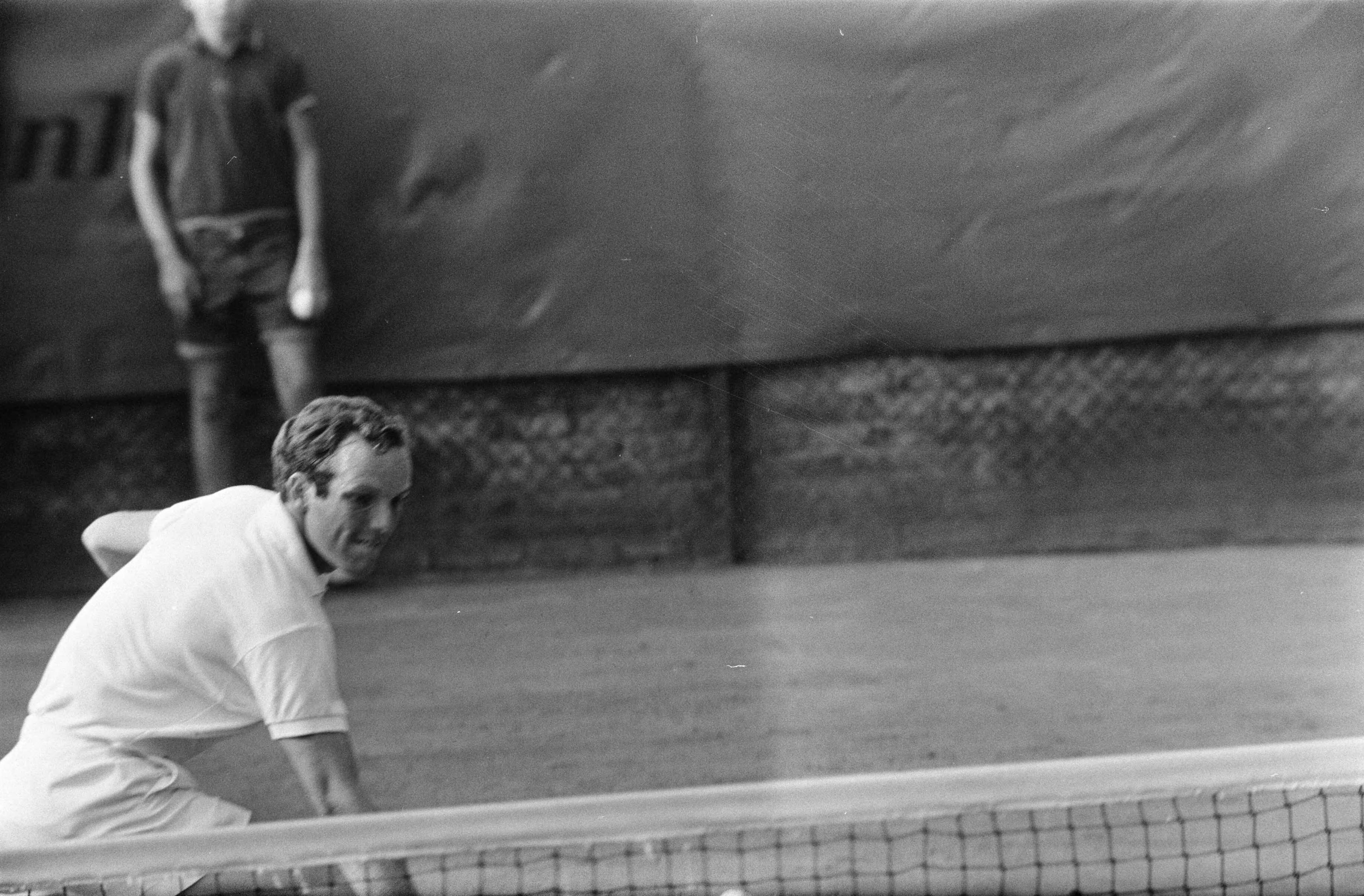 Open Nederlandse Tenniskampioenschappen 1969 in Hilversum — Tom Okker in actie tegen Roger Taylor — Foto: Fotograaf Onbekend / Anefo. Licentie: Set B: Rechtenvrij / Publiek Domein. Bron: Nationaal Archief. http://hdl.handle.net/10648/ab750ce8-d0b4-102d-bcf8-003048976d84