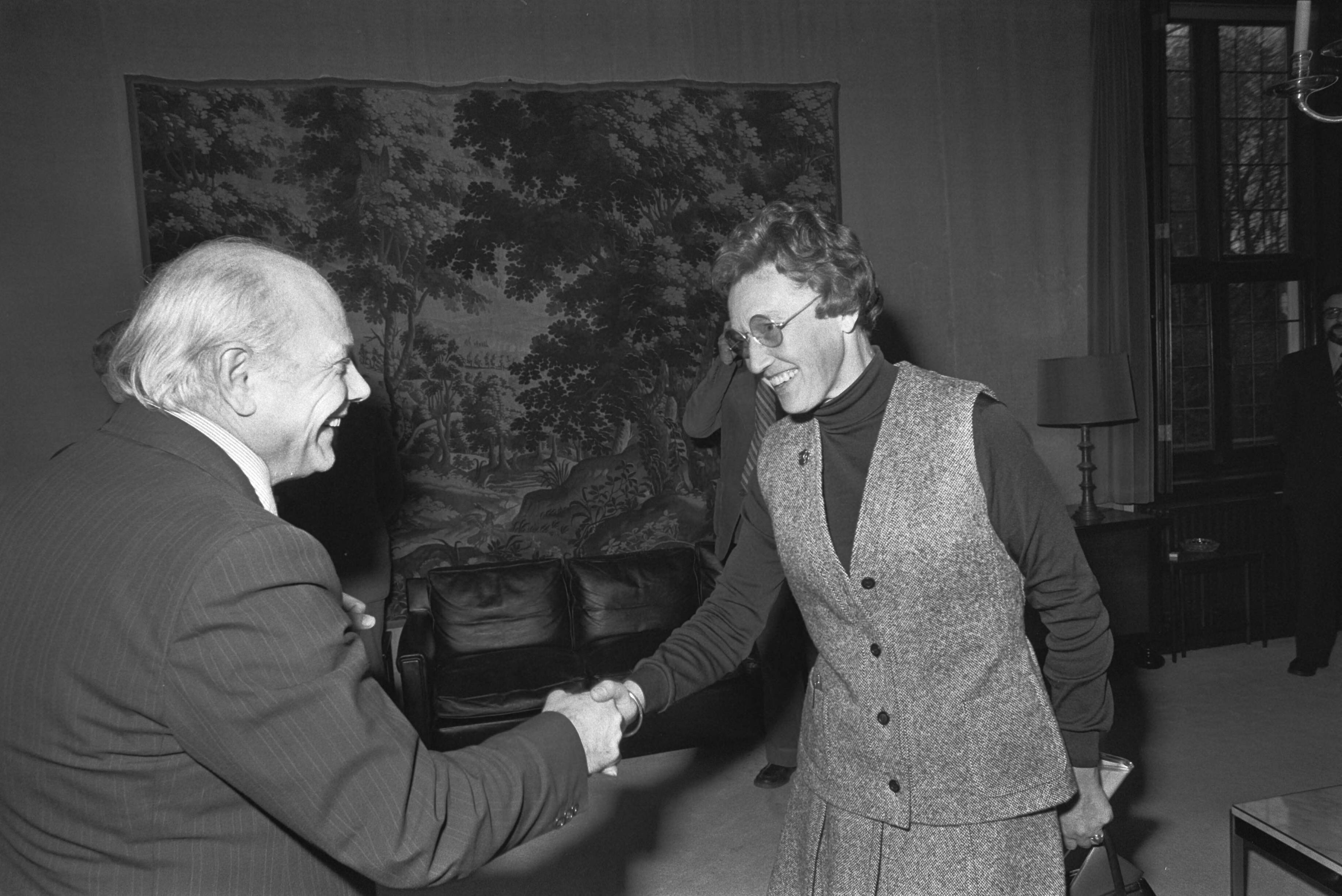 Fotocollectie Anefo — Premier Den Uyl installeert Nederlandse Commissie voor het Int. Jaar van de Vrouw in Catshuis in Den Haag — Foto: Mieremet, Rob / Anefo. Licentie: Set B: Rechtenvrij / Publiek Domein. Bron: Nationaal Archief. http://hdl.handle.net/10648/ac5a479a-d0b4-102d-bcf8-003048976d84