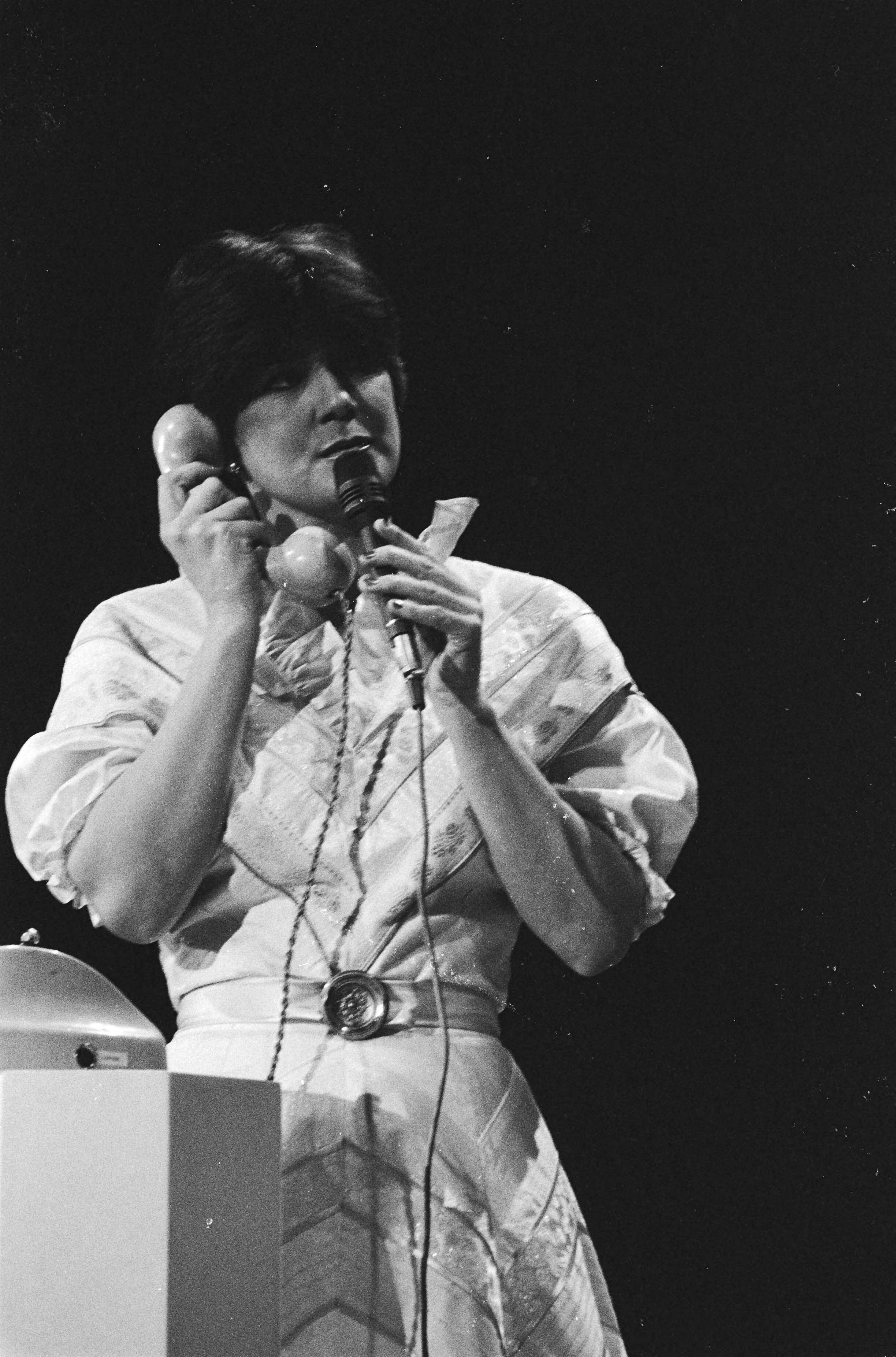 Fotocollectie Anefo — Nationale finale Eurovisie Songfestival in Circustheater in Scheveningen. Lenny Kuhr met telefoon tijdens het songfestival — Foto: Dijk, Hans van / Anefo. Licentie: Set B: Rechtenvrij / Publiek Domein. Bron: Nationaal Archief. http://hdl.handle.net/10648/ad10fe5e-d0b4-102d-bcf8-003048976d84