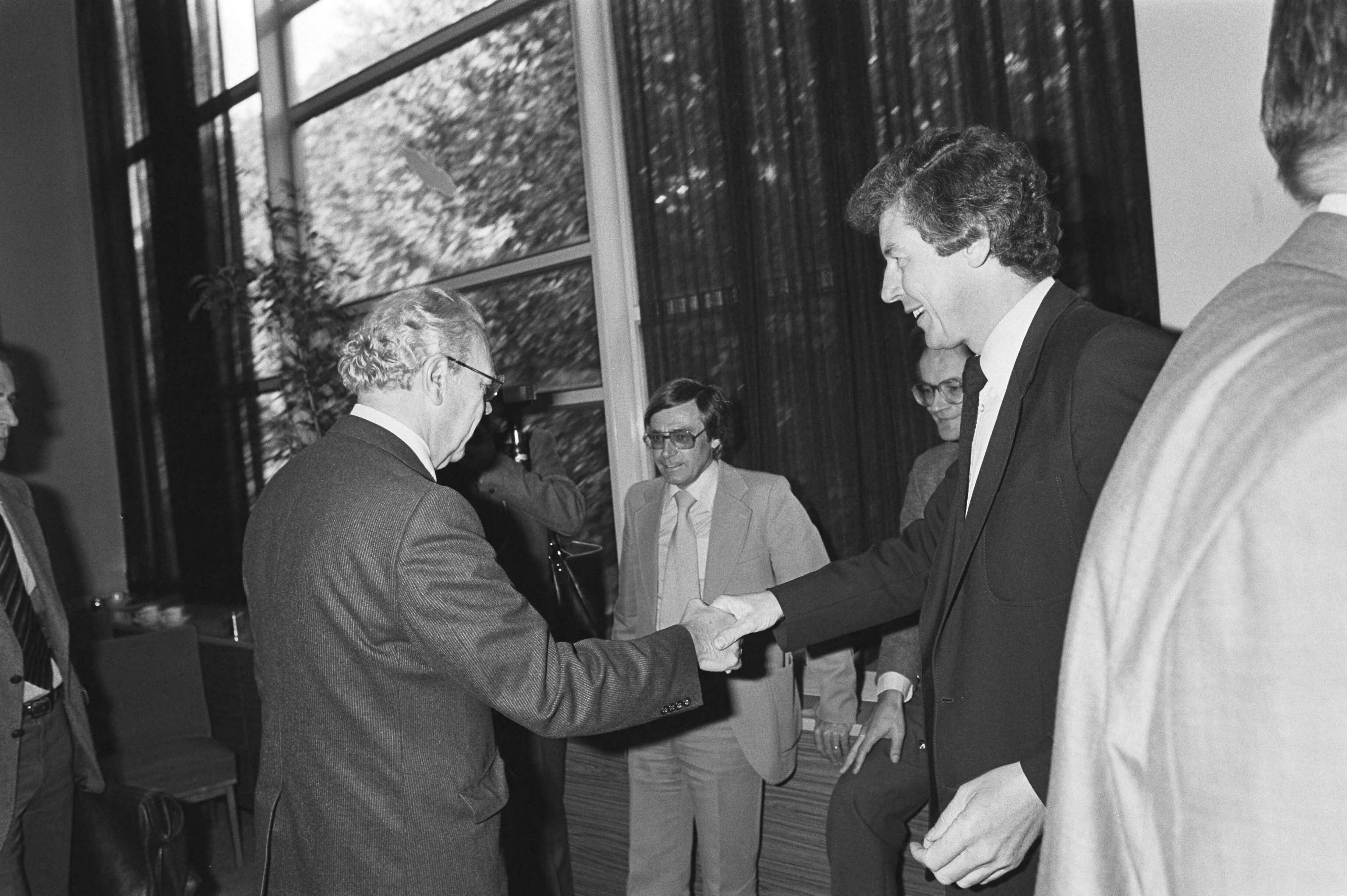 Fotocollectie Anefo — Overleg tussen regering, werkgevers en werknemers SER-geb in Den Haag , Wim Kok begroet mensen — Foto: Dijk, Hans van / Anefo. Licentie: Set B: Rechtenvrij / Publiek Domein. Bron: Nationaal Archief. http://hdl.handle.net/10648/ace9b38a-d0b4-102d-bcf8-003048976d84