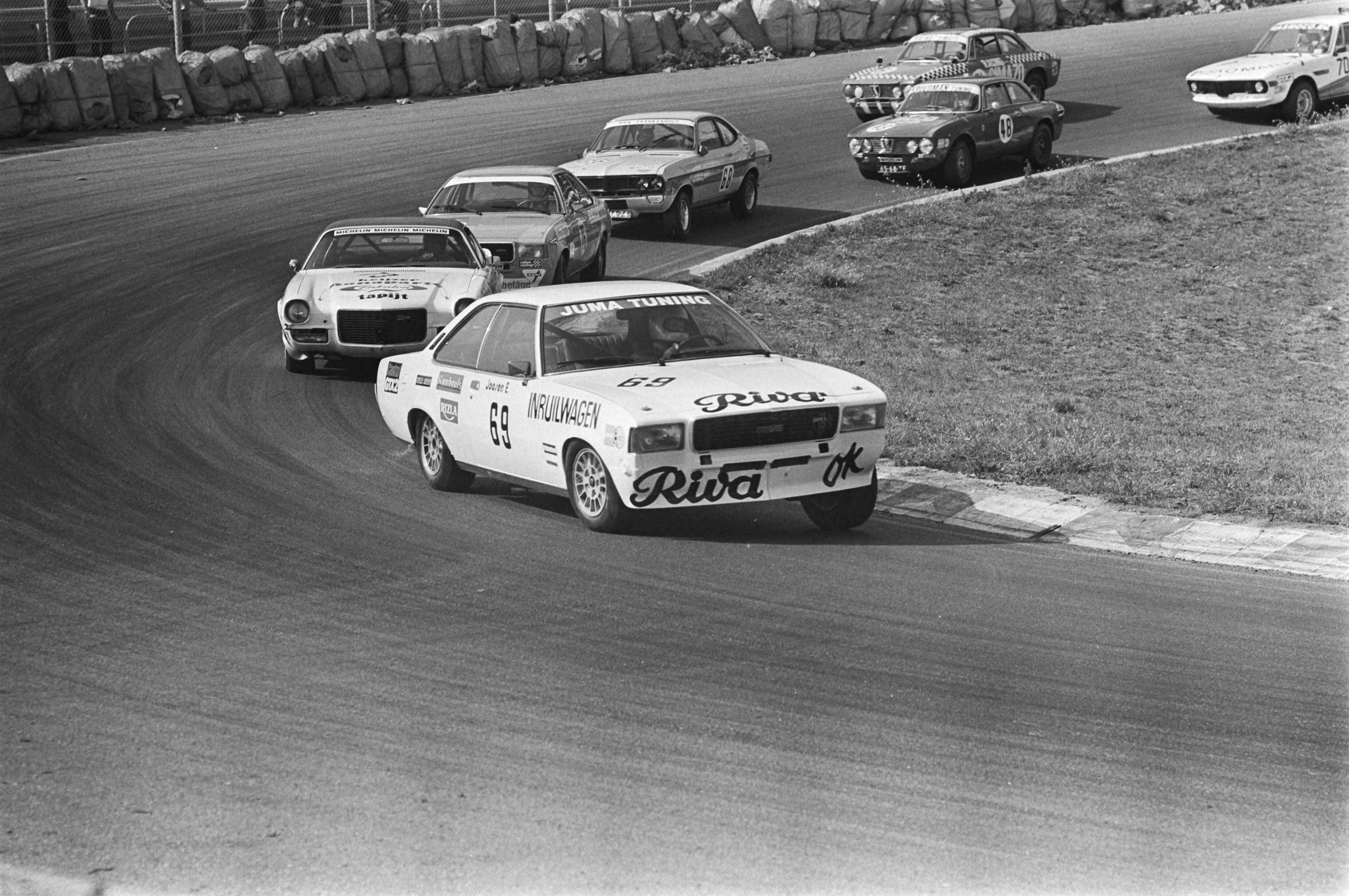 Fotocollectie Anefo — Zandvoort, 300 kilometerrace voor tourwagens, op Opel Commodore van team Joossen/Vermeulen, tweede: Slotemaker, — Foto: Croes, Rob C. / Anefo. Licentie: Set B: Rechtenvrij / Publiek Domein. Bron: Nationaal Archief. http://hdl.handle.net/10648/ac895940-d0b4-102d-bcf8-003048976d84