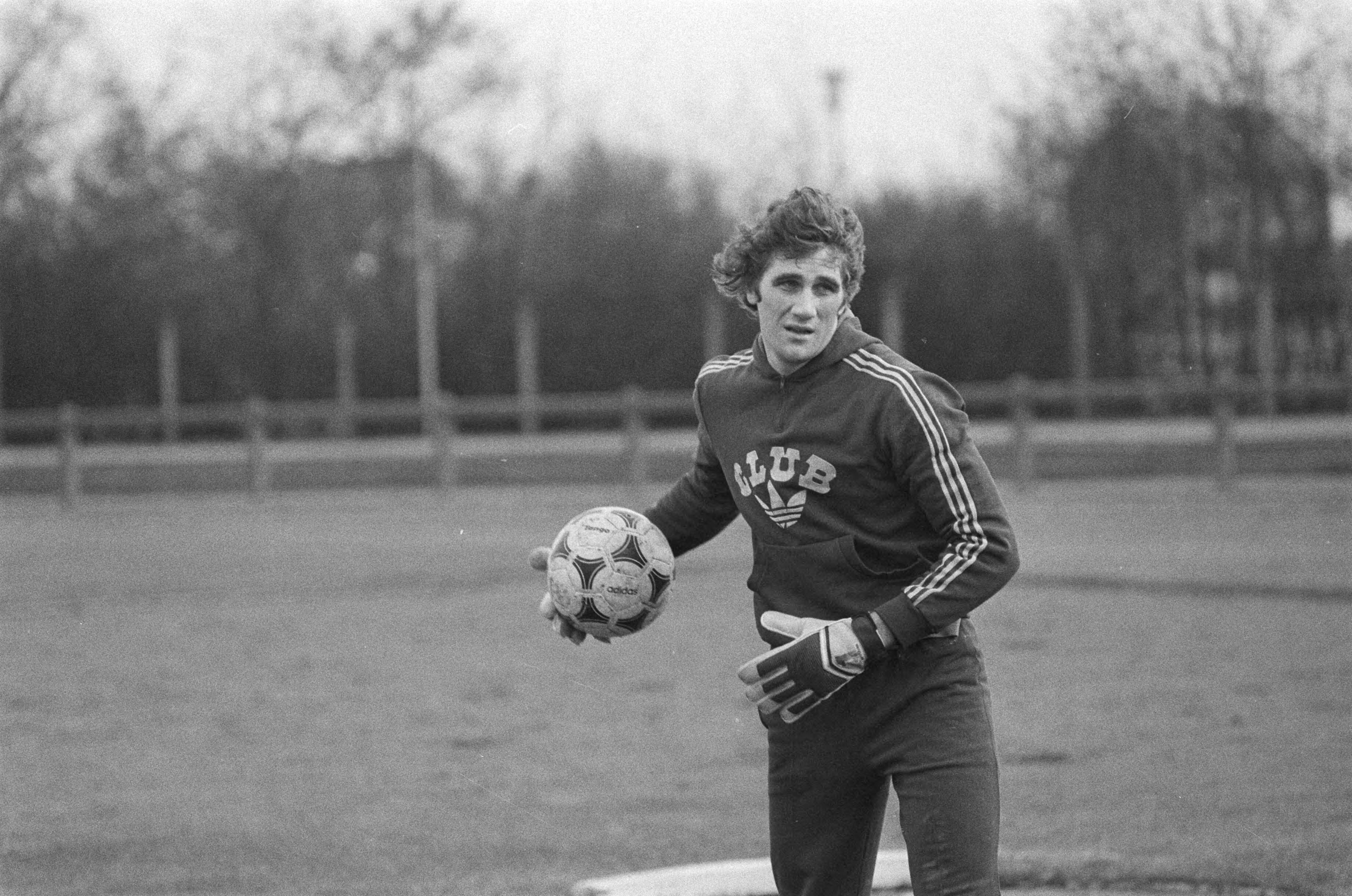 Fotocollectie Anefo — Training Belgisch nationale voetbalelftal in Mechelen voor de wedstrijd woensdag tegen Nederland (voorronde WK) keeper Jean-Marie Pfaff — Foto: Dijk, Hans van / Anefo. Licentie: Set B: Rechtenvrij / Publiek Domein. Bron: Nationaal Archief. http://hdl.handle.net/10648/acedda14-d0b4-102d-bcf8-003048976d84