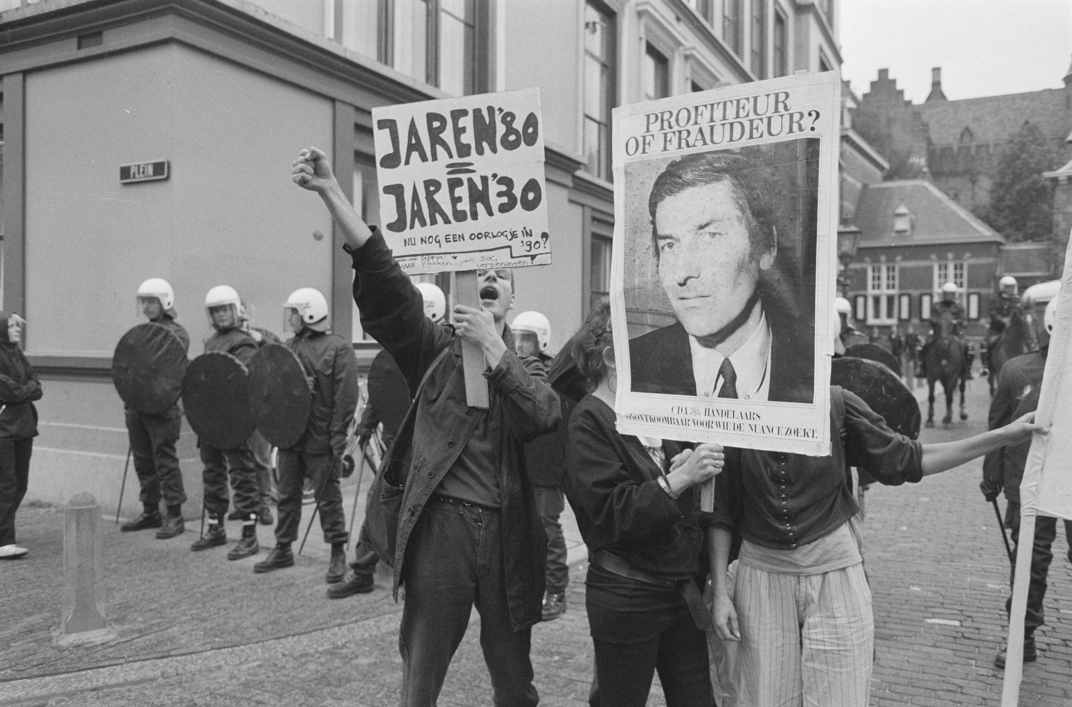Fotocollectie Anefo — Demonstratie in Den Haag tegen "kruisbeleid" regering Lubbers — Foto: Molendijk, Bart / Anefo. Licentie: Set B: Rechtenvrij / Publiek Domein. Bron: Nationaal Archief. http://hdl.handle.net/10648/ad643678-d0b4-102d-bcf8-003048976d84