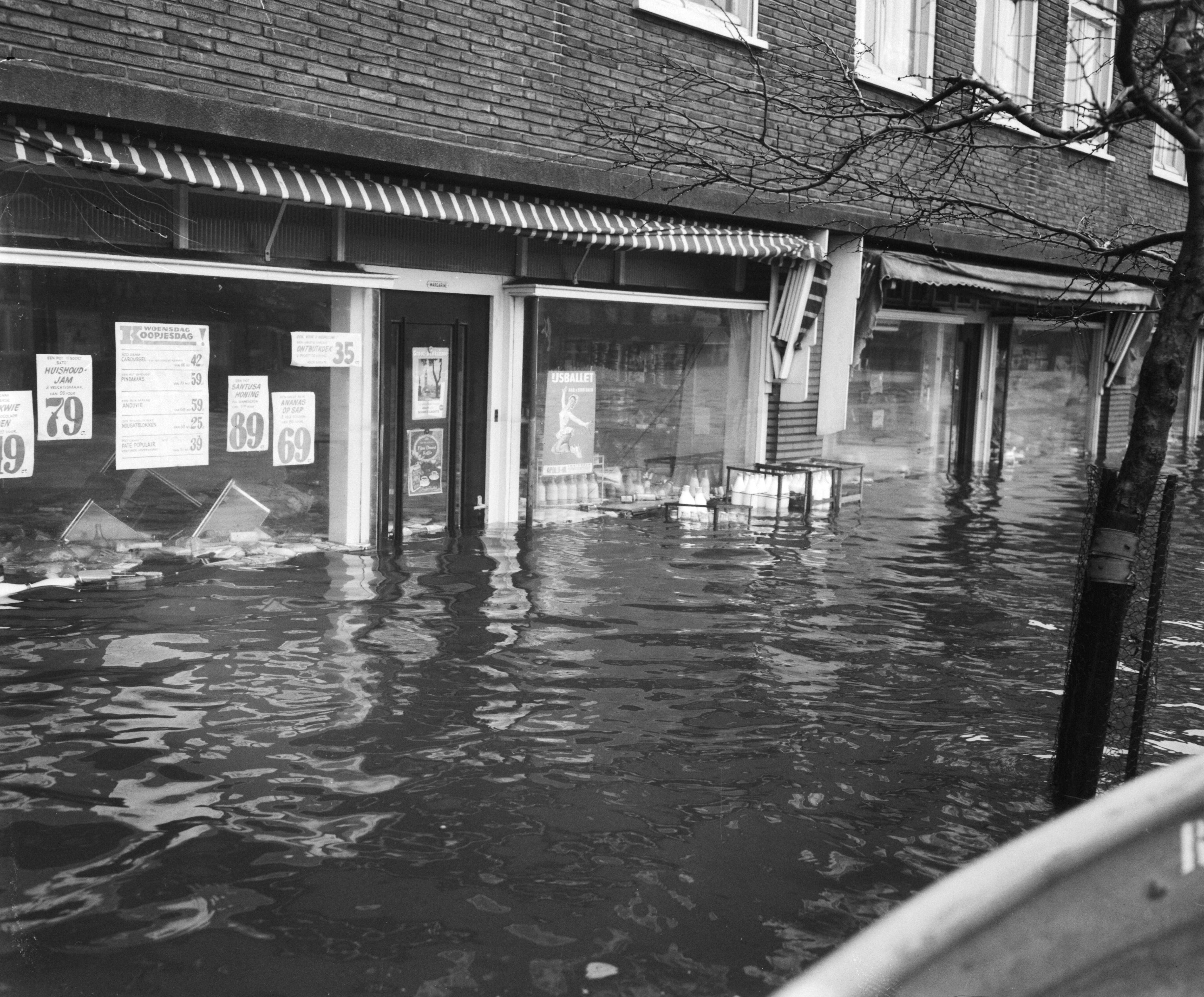 Ramp Tuindorp Oostzaan — Ramp Tuindorp Oostzaan, winkelpanden met melkflessen — Foto: Behrens, Herbert F. / Anefo. Licentie: Set B: Rechtenvrij / Publiek Domein. Bron: Nationaal Archief. http://hdl.handle.net/10648/a9a601e2-d0b4-102d-bcf8-003048976d84