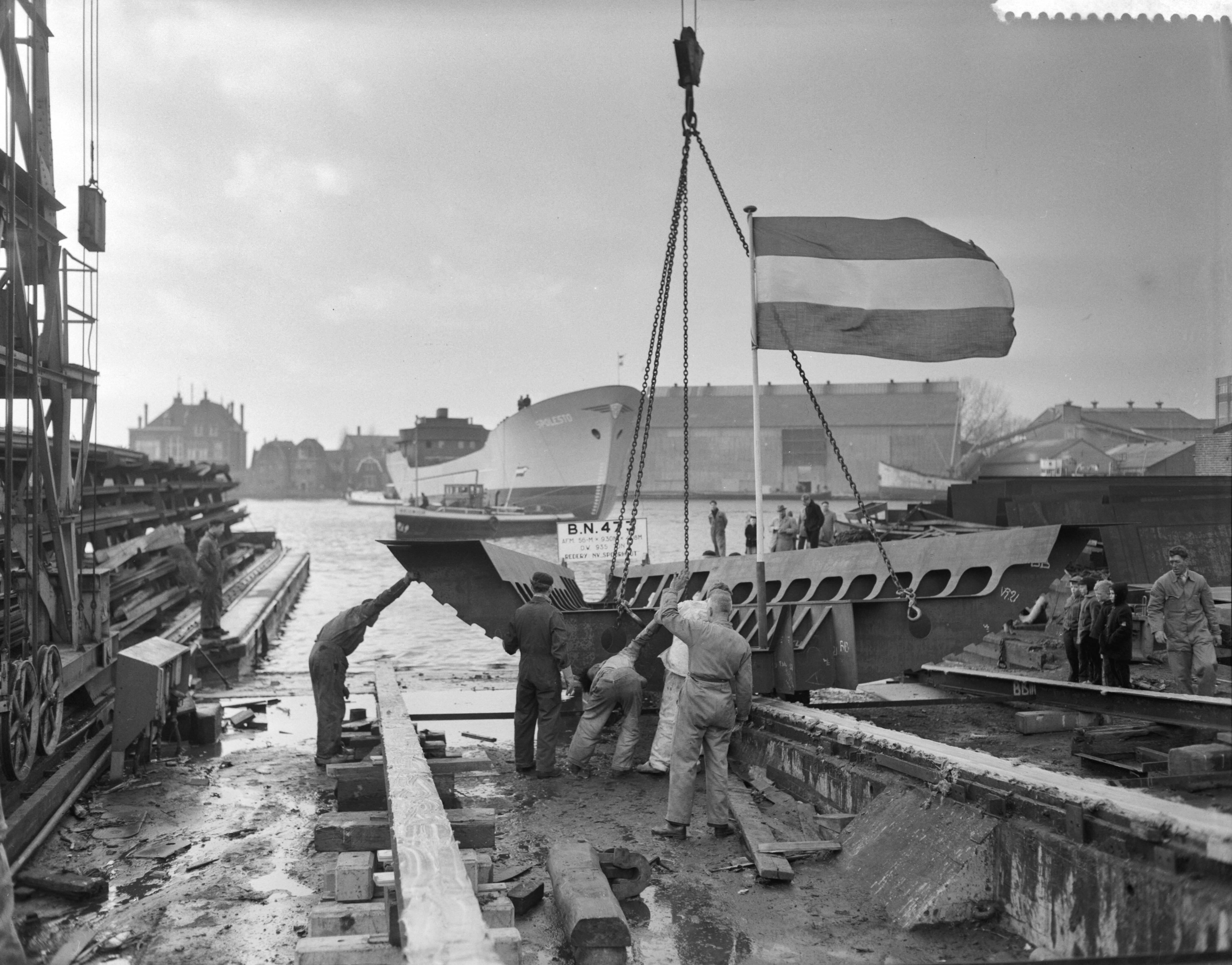 Fotocollectie Anefo — Tewaterlating "Spolesto" bij de Zaanlandse Scheepsbouw Maatschappij te Zaandam — Foto: Bilsen, Joop van / Anefo. Licentie: Set B: Rechtenvrij / Publiek Domein. Bron: Nationaal Archief. http://hdl.handle.net/10648/a971d28c-d0b4-102d-bcf8-003048976d84