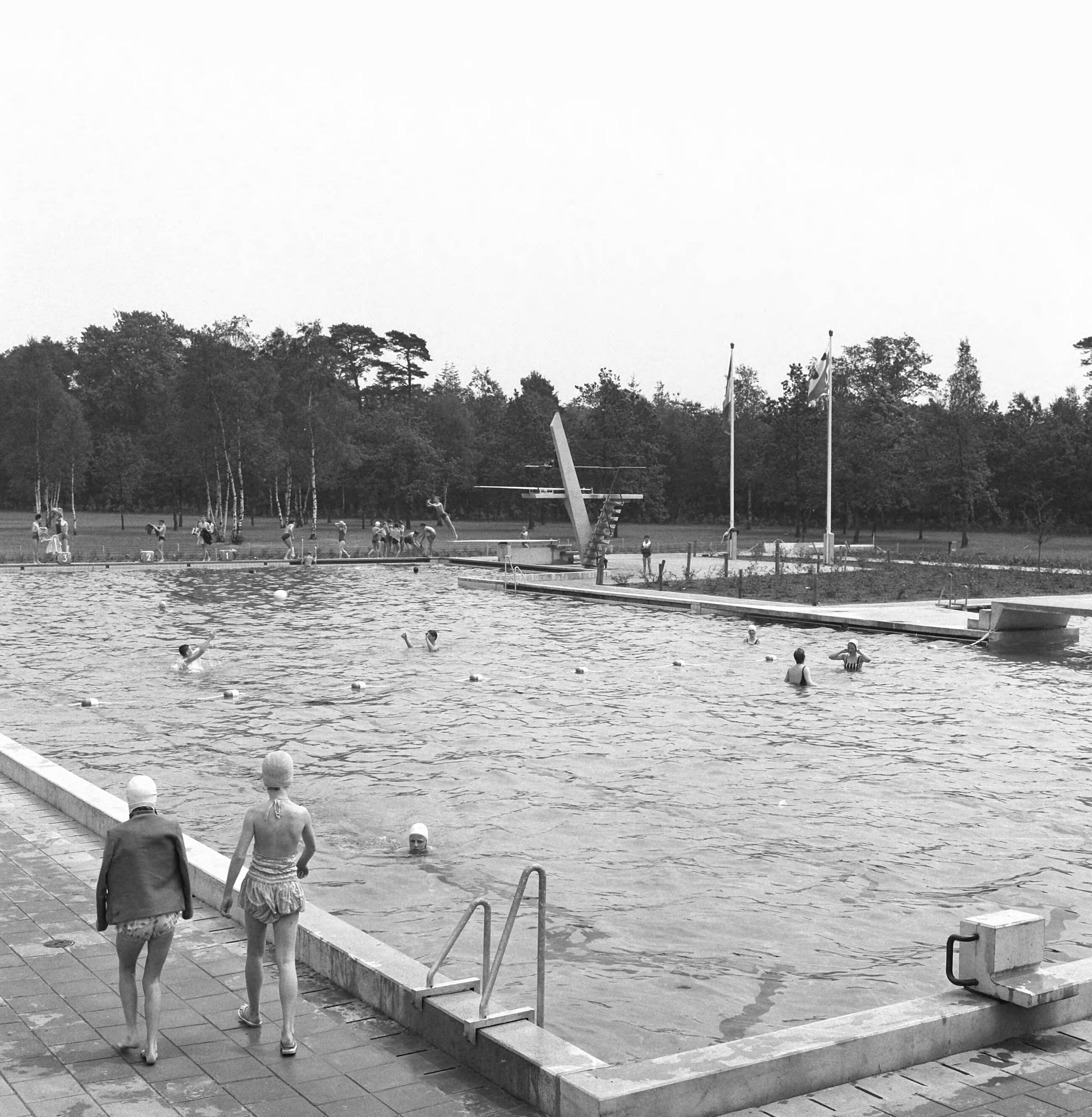 Fotocollectie Nederlandse Heidemaatschappij — Zwembad Zeist — Foto: Wüllschleger, [...] / Heidemij. Licentie: Set B: Rechtenvrij / Publiek Domein. Bron: Nationaal Archief. http://hdl.handle.net/10648/ae7a7554-d0b4-102d-bcf8-003048976d84