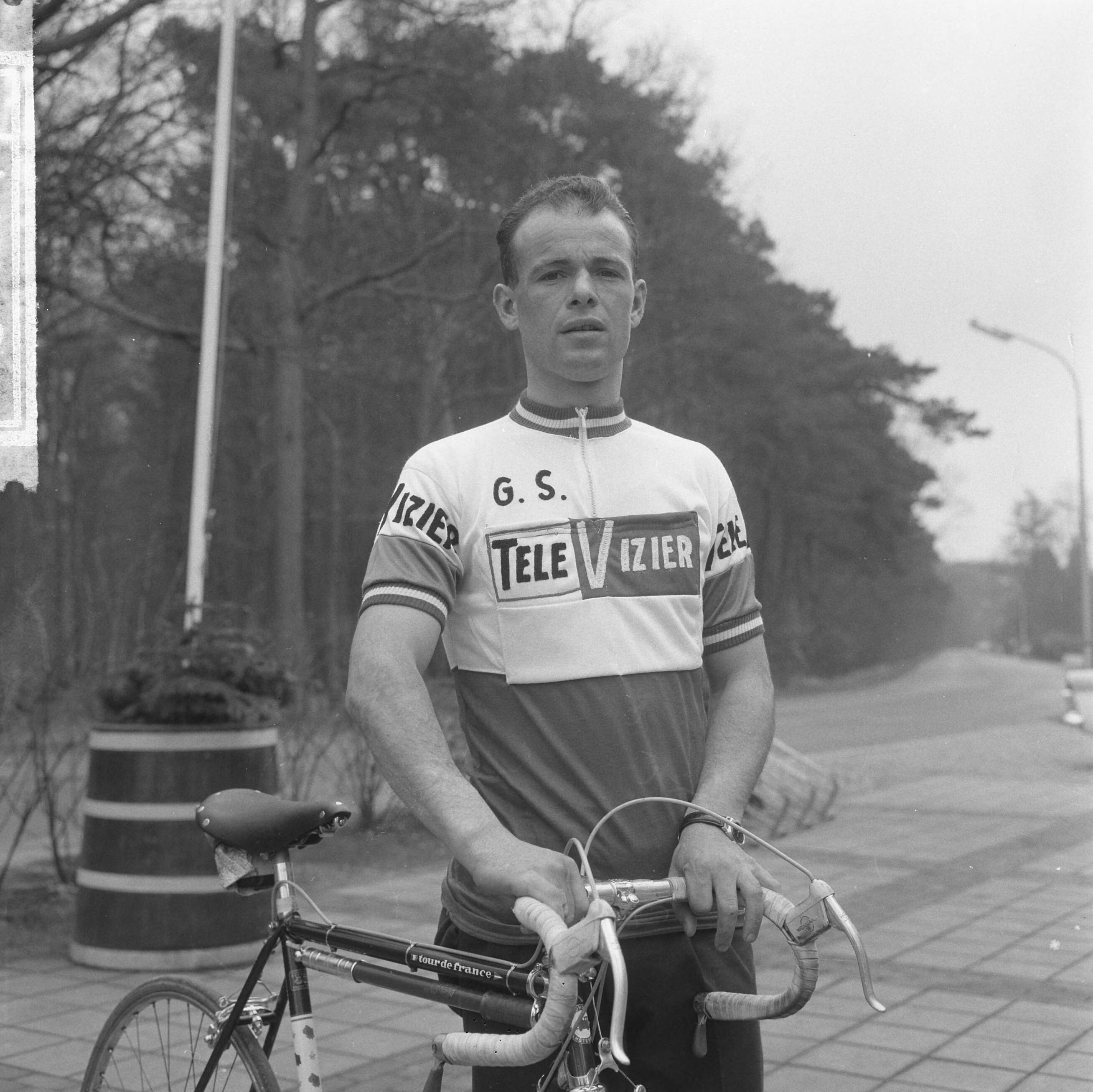 Fotocollectie Anefo — Nederlandse wielerploeg voor de Tour de France 1964 gepresenteerd, Cees Haast met fiets — Foto: Pot, Harry / Anefo. Licentie: Set B: Rechtenvrij / Publiek Domein. Bron: Nationaal Archief. http://hdl.handle.net/10648/aa60f740-d0b4-102d-bcf8-003048976d84