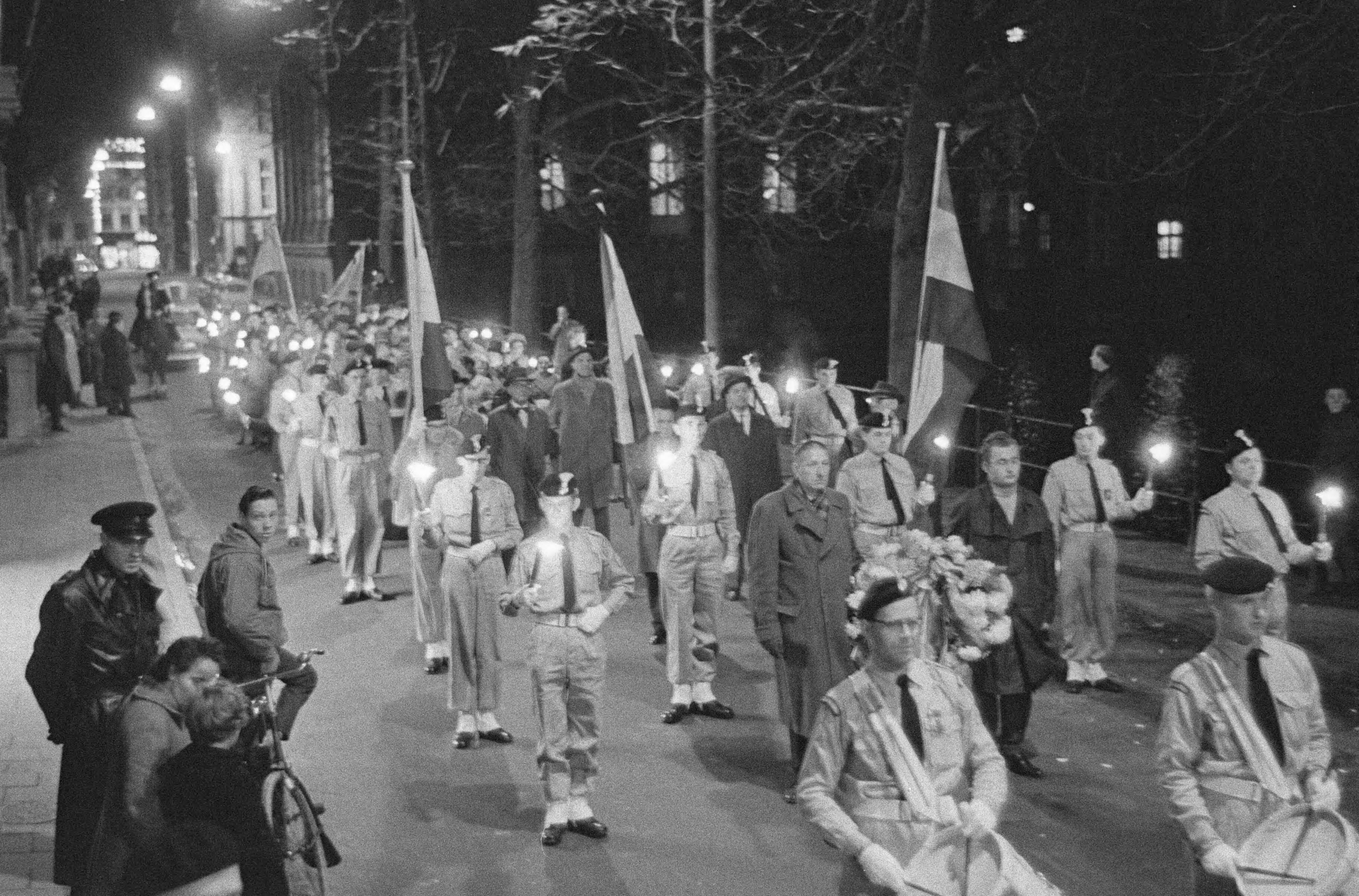 Fotocollectie Anefo — Fakkeloptocht van Hongaarse vluchtelingen in Den Haag ter herdenking van de opstand van 1956 — Foto: Pot, Harry / Anefo. Licentie: Set B: Rechtenvrij / Publiek Domein. Bron: Nationaal Archief. http://hdl.handle.net/10648/a9ea7444-d0b4-102d-bcf8-003048976d84