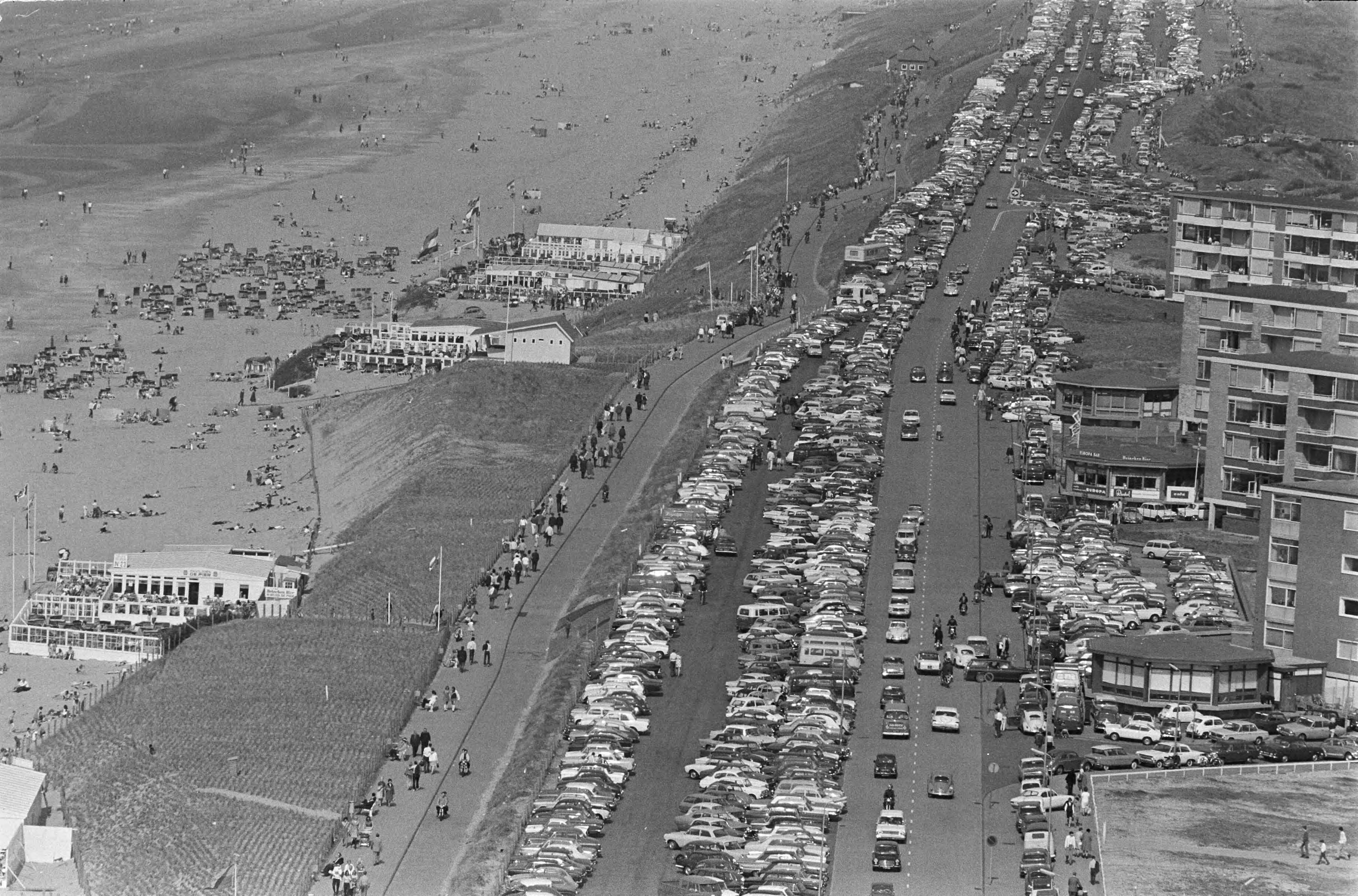 Fotocollectie Anefo — Zonaanbidders op strand Zandvoort boulevard, nr. 18 : camping, overzicht — Foto: Evers, Joost / Anefo. Licentie: Set B: Rechtenvrij / Publiek Domein. Bron: Nationaal Archief. http://hdl.handle.net/10648/ab649f98-d0b4-102d-bcf8-003048976d84