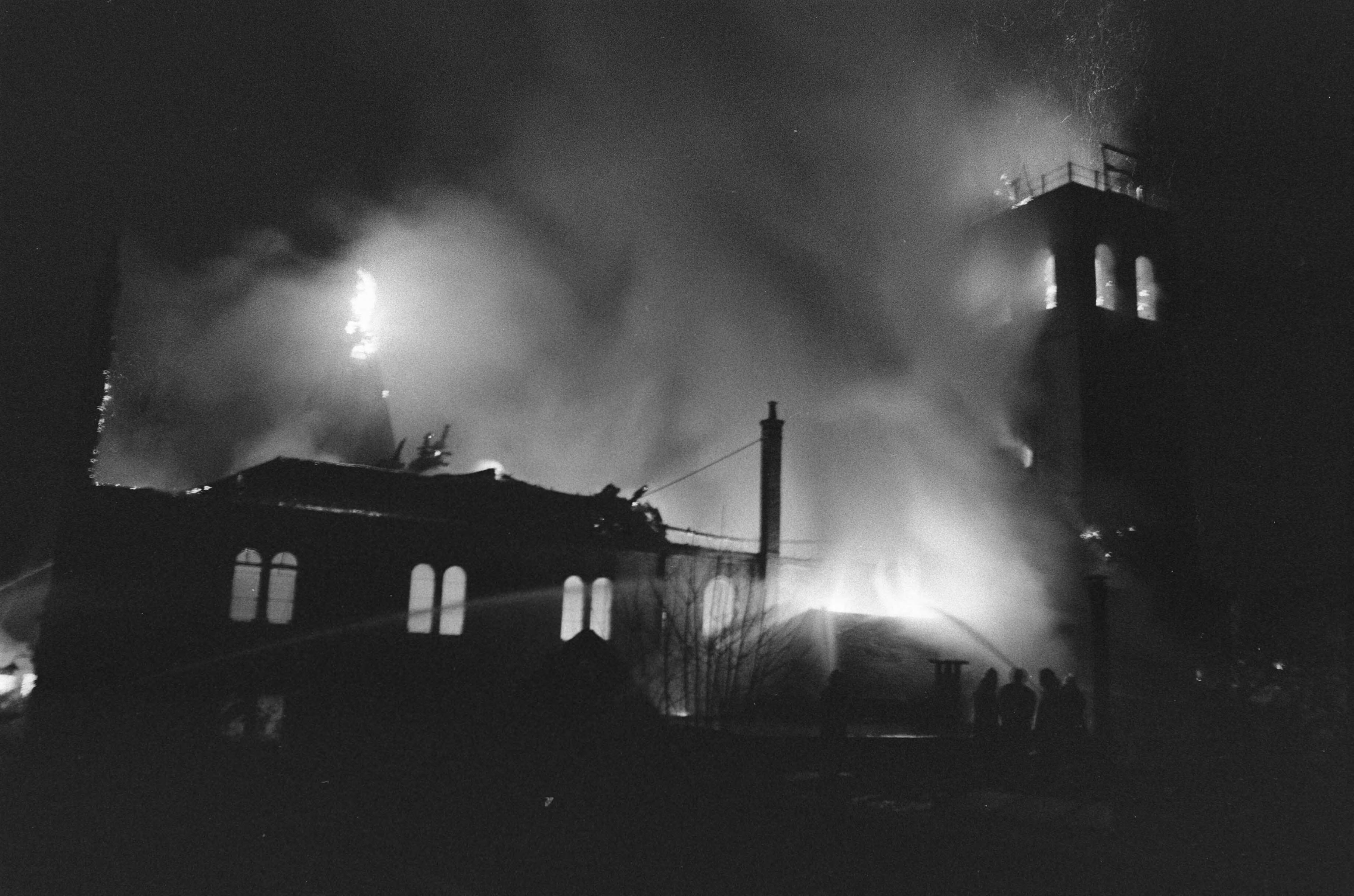 Fotocollectie Anefo — Brand in Grote Kerk , Hilversum — Foto: Mieremet, Rob / Anefo. Licentie: Set B: Rechtenvrij / Publiek Domein. Bron: Nationaal Archief. http://hdl.handle.net/10648/abd9e30c-d0b4-102d-bcf8-003048976d84
