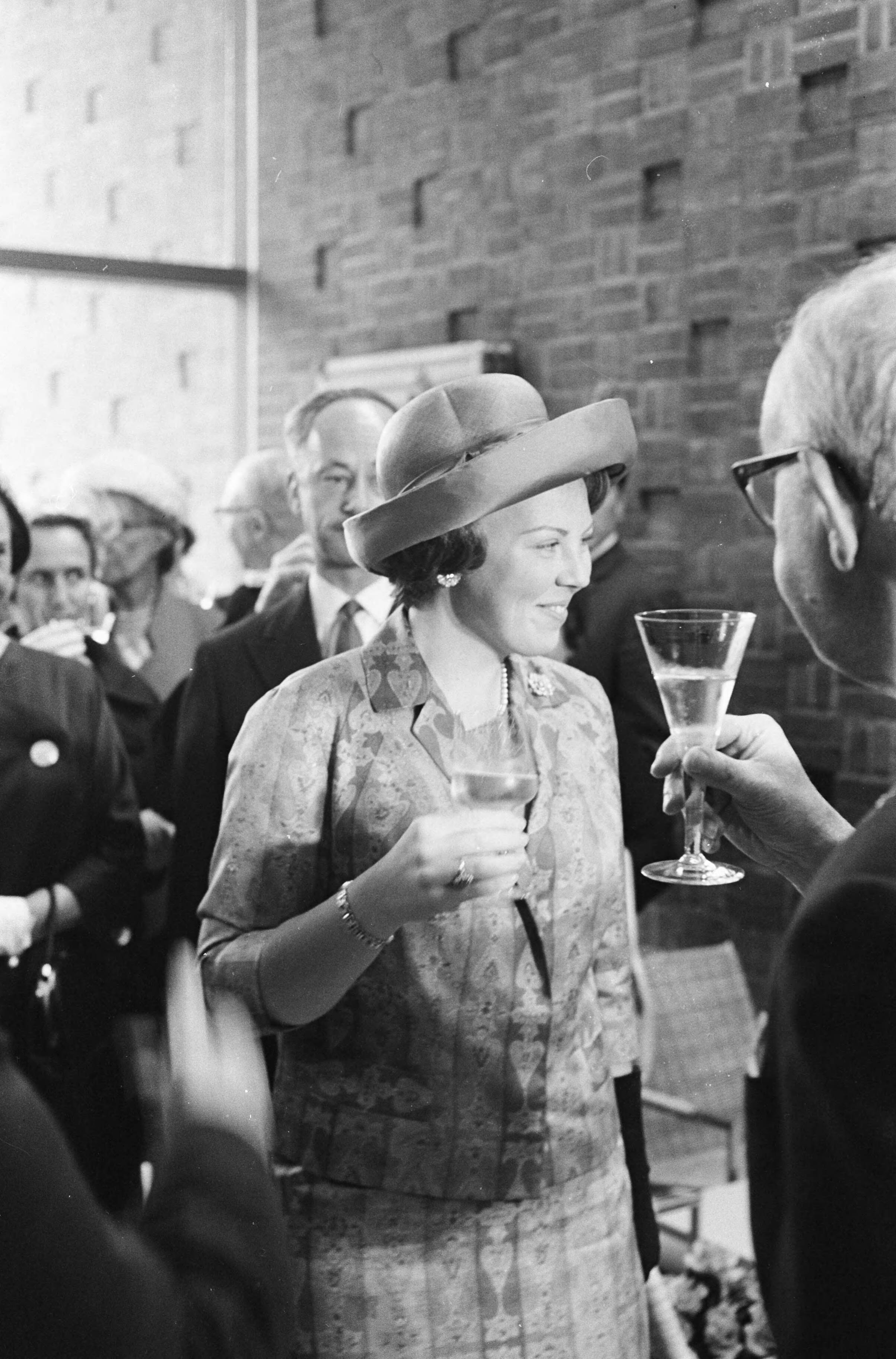 Fotocollectie Anefo — Prinses Beatrix opende nieuwe vleugel van het Haags Gemeentemuseum. De prinses brengt een toost uit — Foto: Pot, Harry / Anefo. Licentie: Set B: Rechtenvrij / Publiek Domein. Bron: Nationaal Archief. http://hdl.handle.net/10648/aa0f46d4-d0b4-102d-bcf8-003048976d84