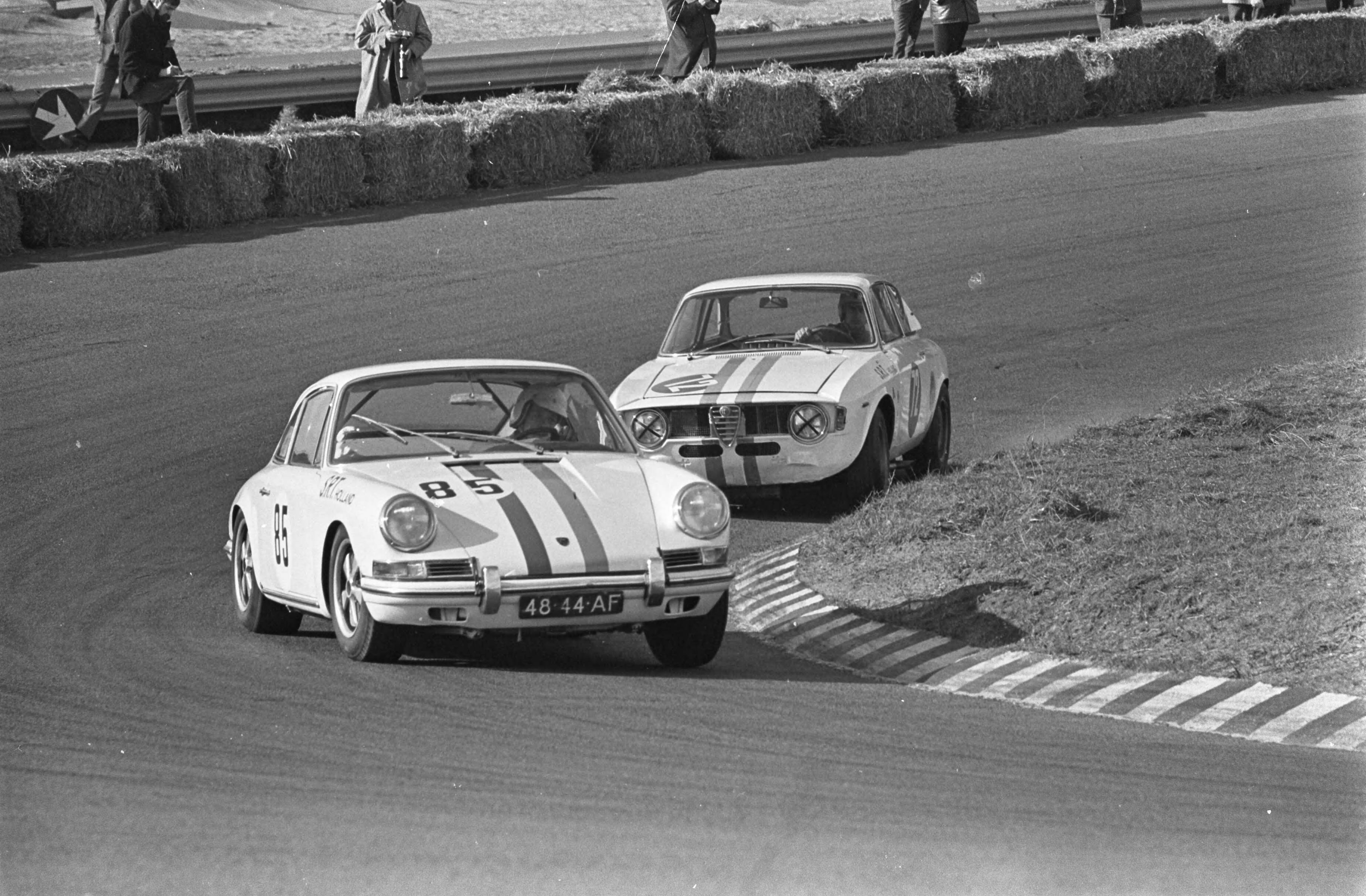 Fotocollectie Anefo — Autoraces op Zandvoort. Tourwagens boven 1000cc. Links Bob van der Sluis in Porsche rechts Nico Chiotakis in Alfa Romeo — Foto: Jongerhuis, Pieter / Anefo. Licentie: Set B: Rechtenvrij / Publiek Domein. Bron: Nationaal Archief. http://hdl.handle.net/10648/ab3c3fee-d0b4-102d-bcf8-003048976d84