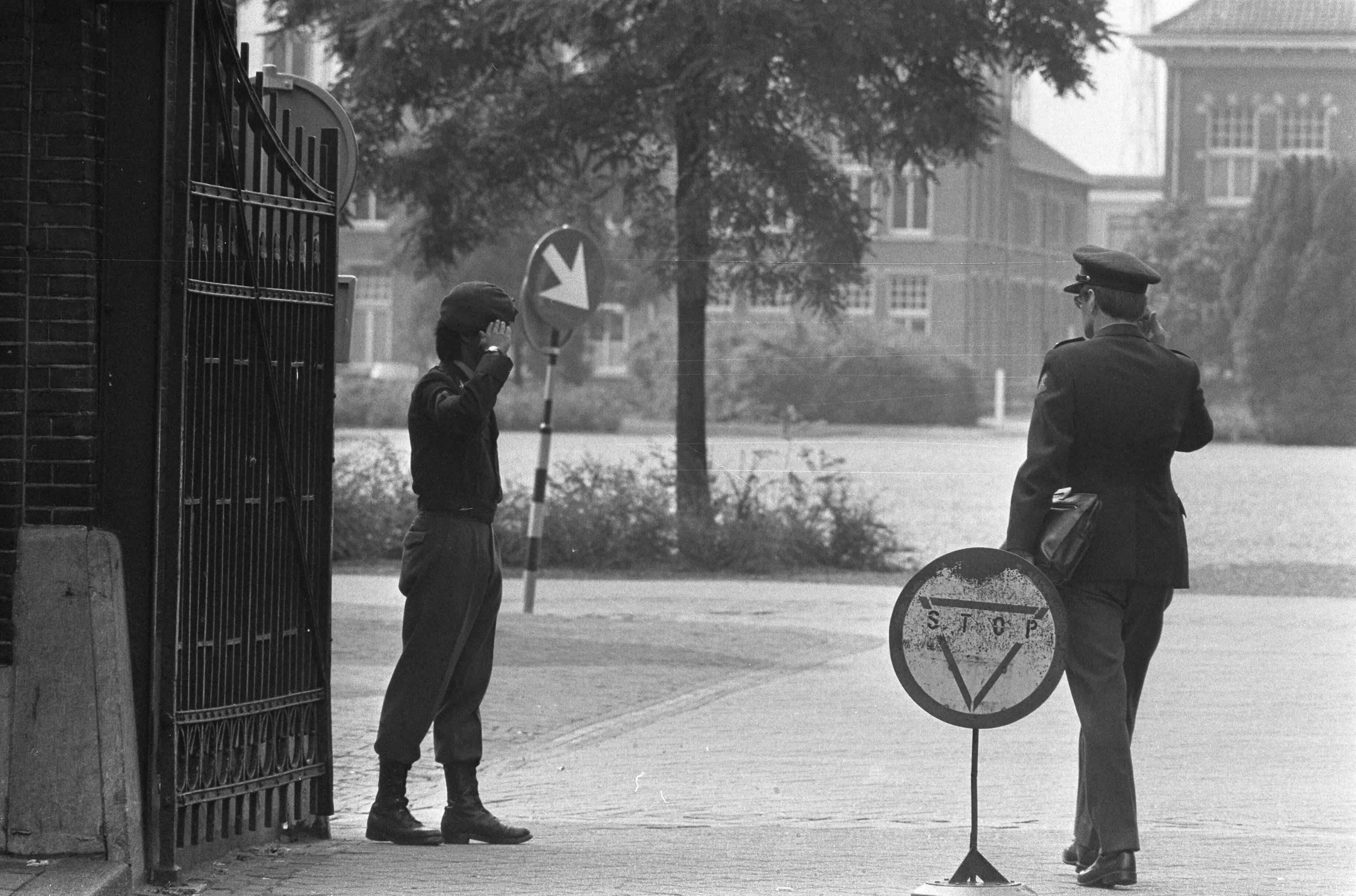 Fotocollectie Anefo — Vandaag groetplicht militairen afgeschaft, soldaat groet officier bij ingang Kromhoutkazerne te Utrecht — Foto: Peters, Hans / Anefo. Licentie: Set B: Rechtenvrij / Publiek Domein. Bron: Nationaal Archief. http://hdl.handle.net/10648/ac330fae-d0b4-102d-bcf8-003048976d84