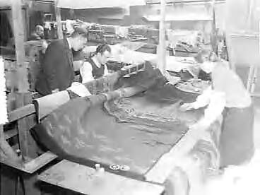 Fotocollectie Anefo — Weven en maken van wandtapijt "Gezicht op Zutphen" in het atelier "Werkplaats tot Herstel van Antiek Textiel" te Haarlem — Foto: Pot, Harry / Anefo. Licentie: Set B: Rechtenvrij / Publiek Domein. Bron: Nationaal Archief. http://hdl.handle.net/10648/a955c6e6-d0b4-102d-bcf8-003048976d84