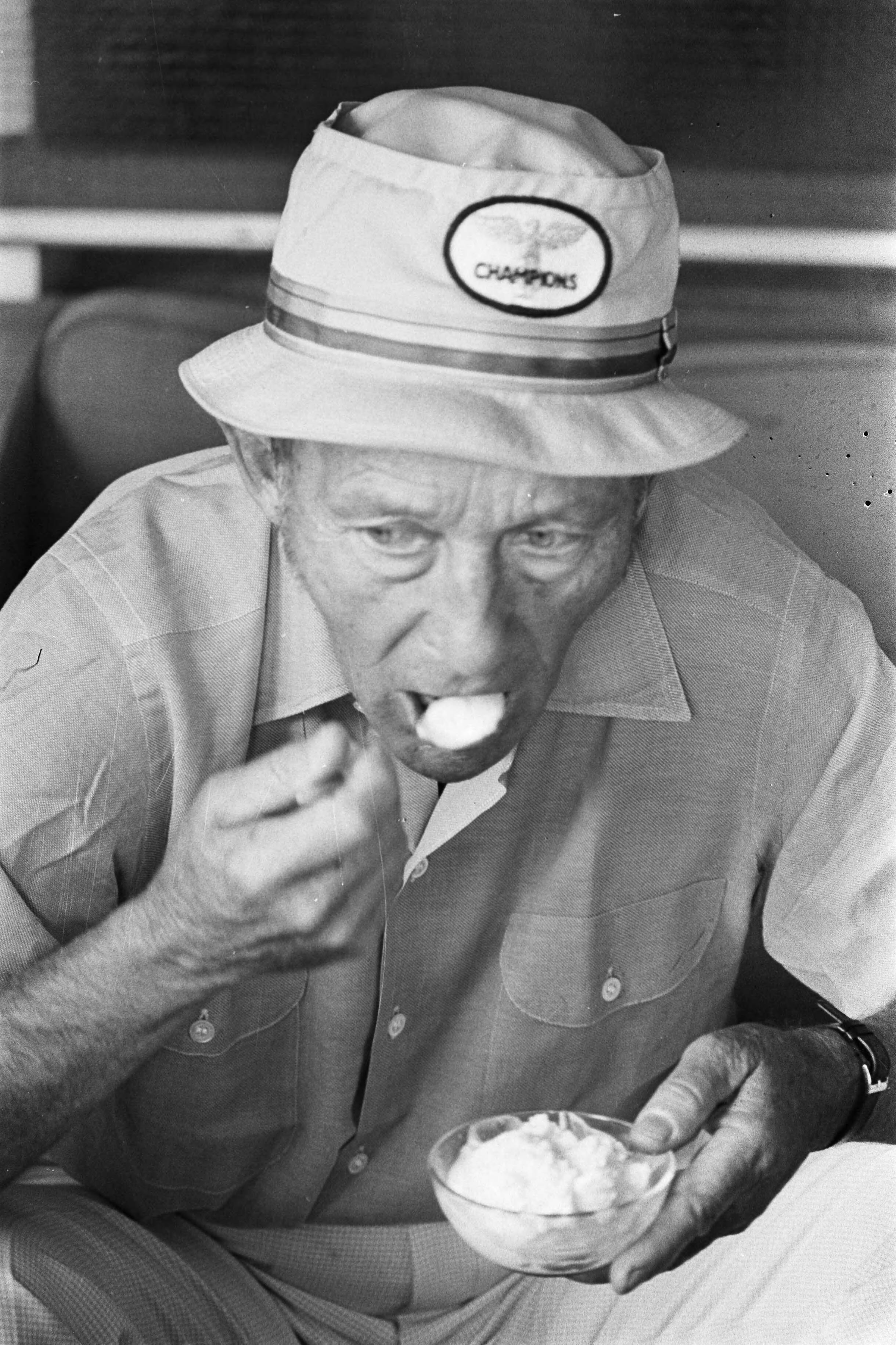 Bing Crosby en Pieter van Vollenhoven op het American Express Pro-Am golftoernooi 1975 — Bing Crosby eet een ijsje — Foto: Verhoeff, Bert / Anefo. Licentie: Set B: Rechtenvrij / Publiek Domein. Bron: Nationaal Archief. http://hdl.handle.net/10648/ac6f1c60-d0b4-102d-bcf8-003048976d84