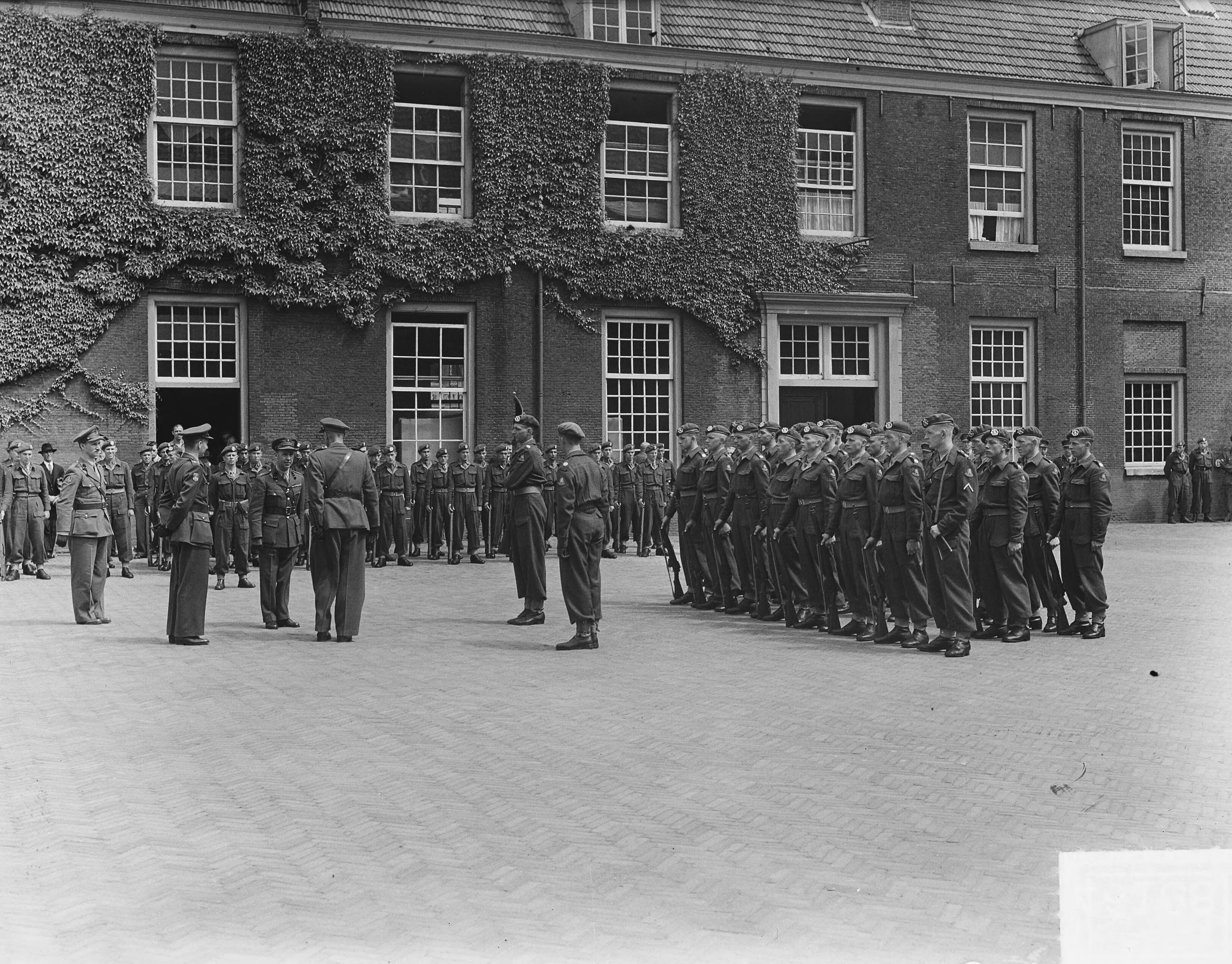 Inspectie en defilé te Haarlem t.g.v. afscheid Luchtdoelafdeling — Inspectie en defilé te Haarlem t.g.v. afscheid van het regiment lichte luchtdoelartillerie "Betuwe" [regimentscommandant luitenant-kolonel Van Driem spreekt met luitenant-generaal D.C. Buurman van Vreeden, gewestelijke commandant van Noord-Holland — Foto: Vogel, Carel L. de / Anefo. Licentie: Set B: Rechtenvrij / Publiek Domein. Bron: Nationaal Archief. http://hdl.handle.net/10648/a8eb890c-d0b4-102d-bcf8-003048976d84