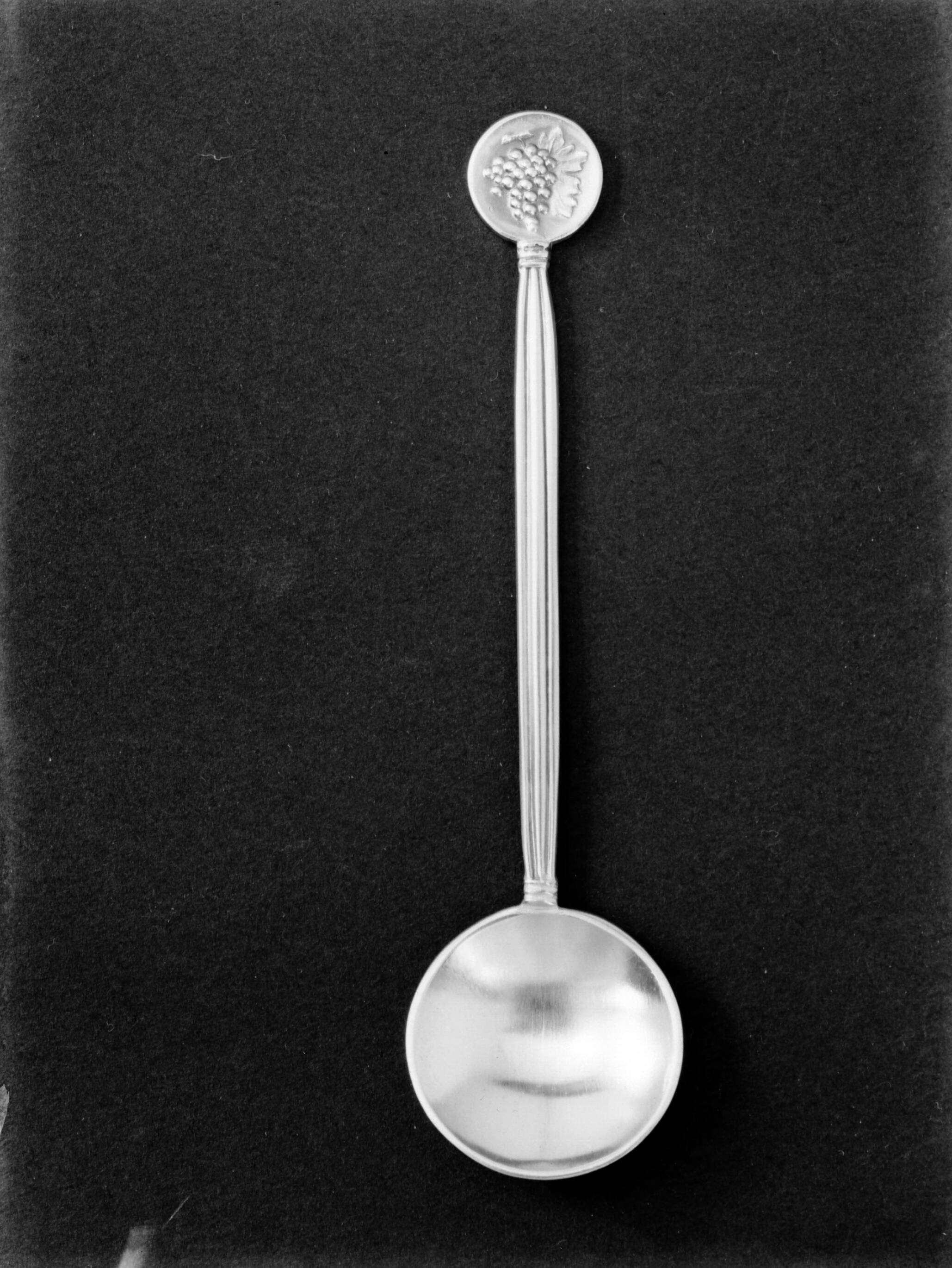 Productfoto's; zilverwerk — Lepeltje met druiven van de fa. Gerritsen & Van Kempen in Zeist — Foto: Poll, Willem van de. Licentie: Set B: Rechtenvrij / Publiek Domein. Bron: Nationaal Archief. http://hdl.handle.net/10648/ae9e4b50-d0b4-102d-bcf8-003048976d84